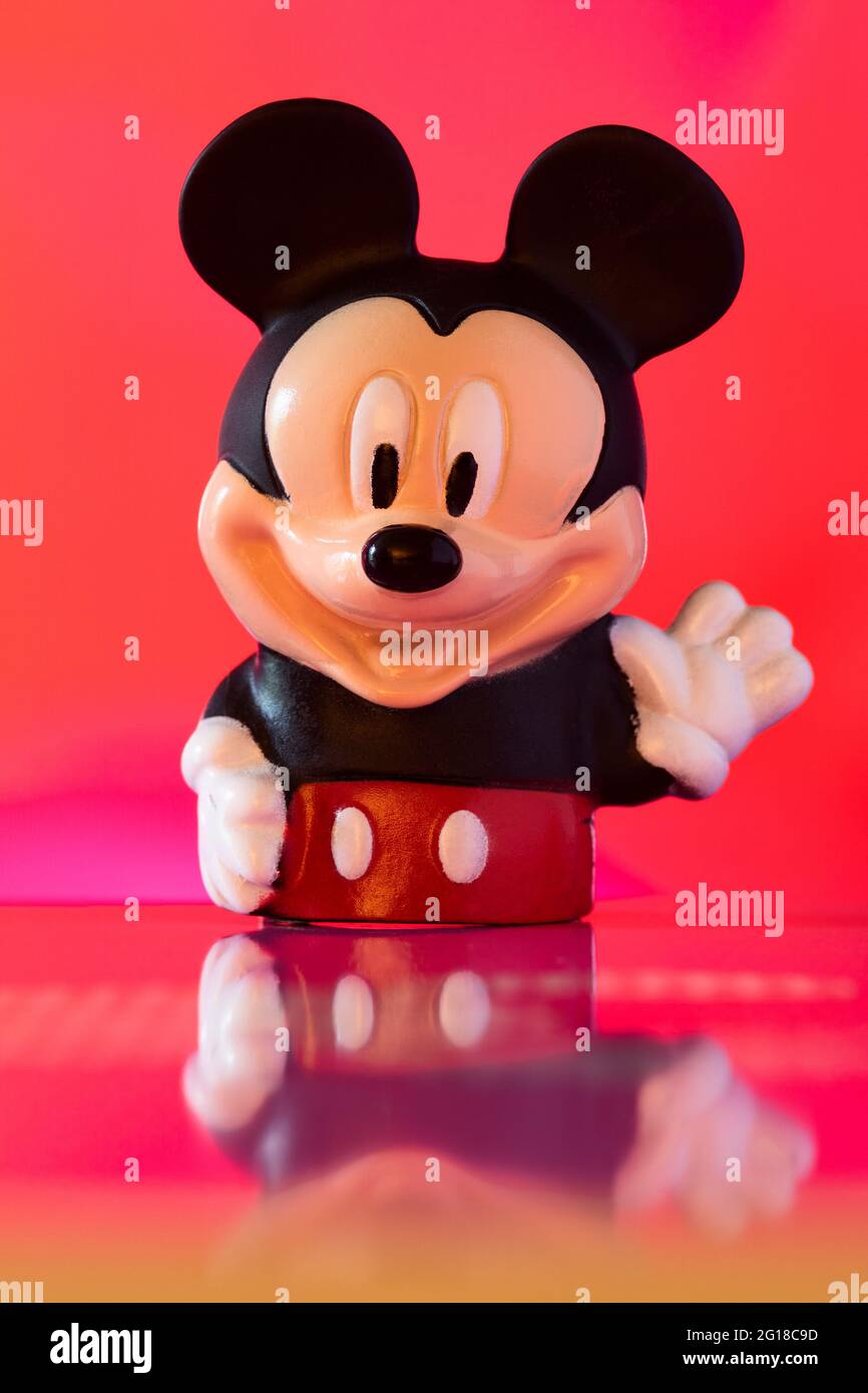 New York, USA - 2. Juni 2021: Nahaufnahme einer berühmten Miniatur-Zeichentrickfigur Mickey Mouse. Stockfoto