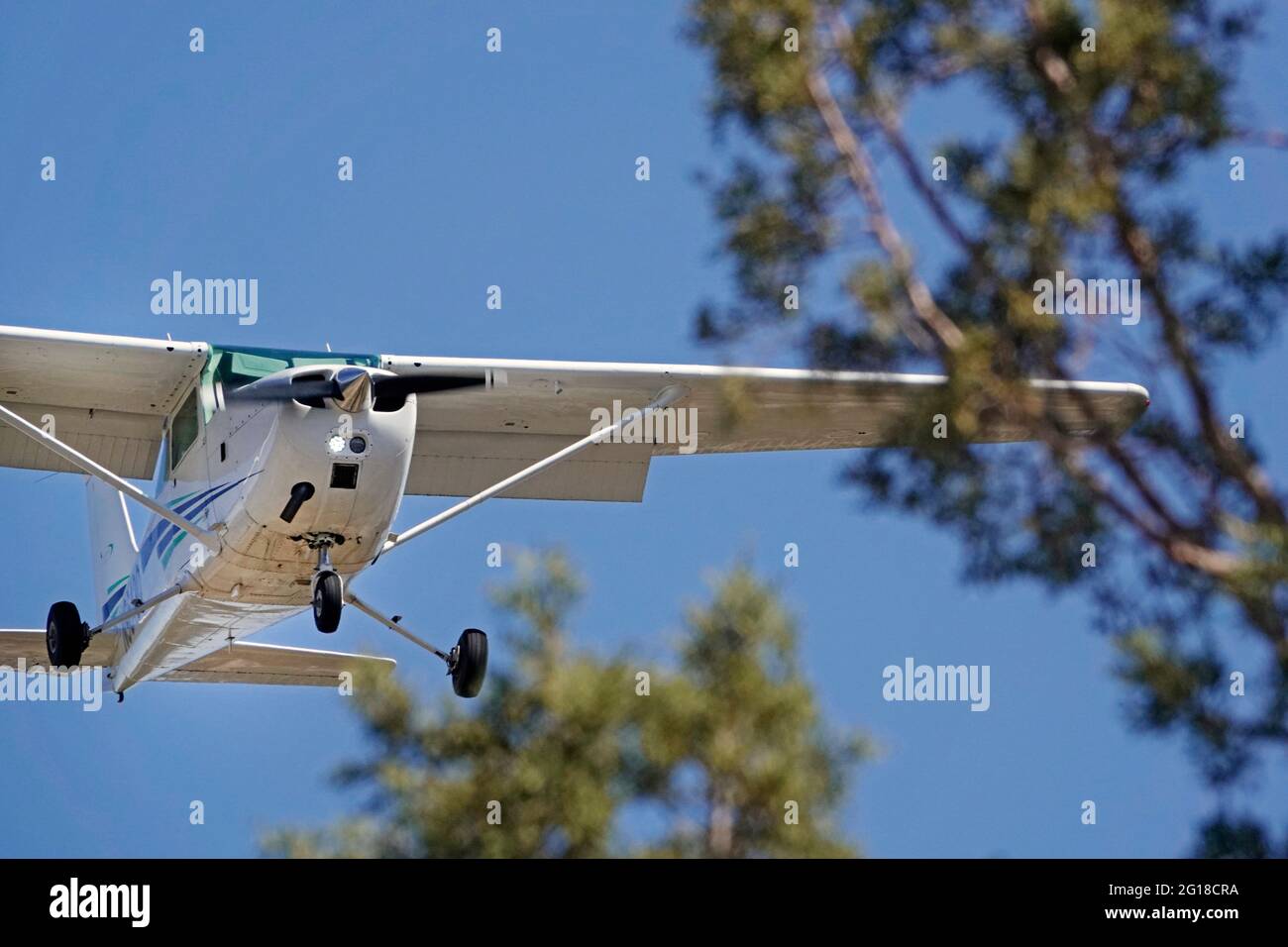 Ein kleines Flugzeug, das zur Ausbildung von Piloten auf einem kleinen Flughafen in Bend, Oregon, verwendet wurde, fliegt bei einem Landeanflug zu tief. Stockfoto