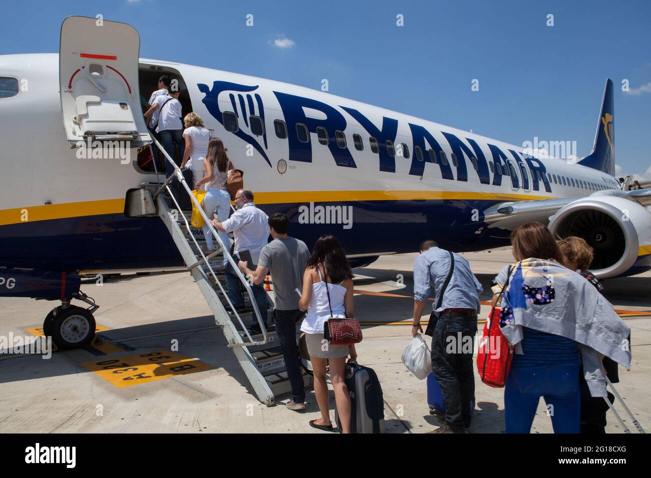 Passagiere, die einen Ryanair-Jet am Flughafen Sevilla, Spanien, besteigen Stockfoto