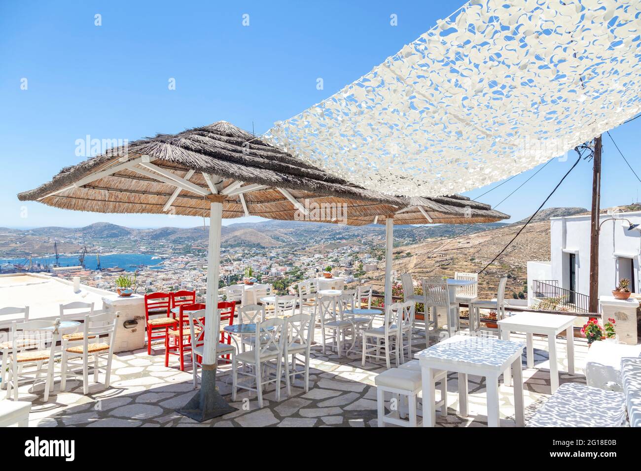 Schöne Terrasse auf der Insel Syros, Kykladen, Griechenland. Es liegt im Viertel Ano Syra, dem katholischen Teil der Stadt, der einen ausgezeichneten Meerblick genießt Stockfoto