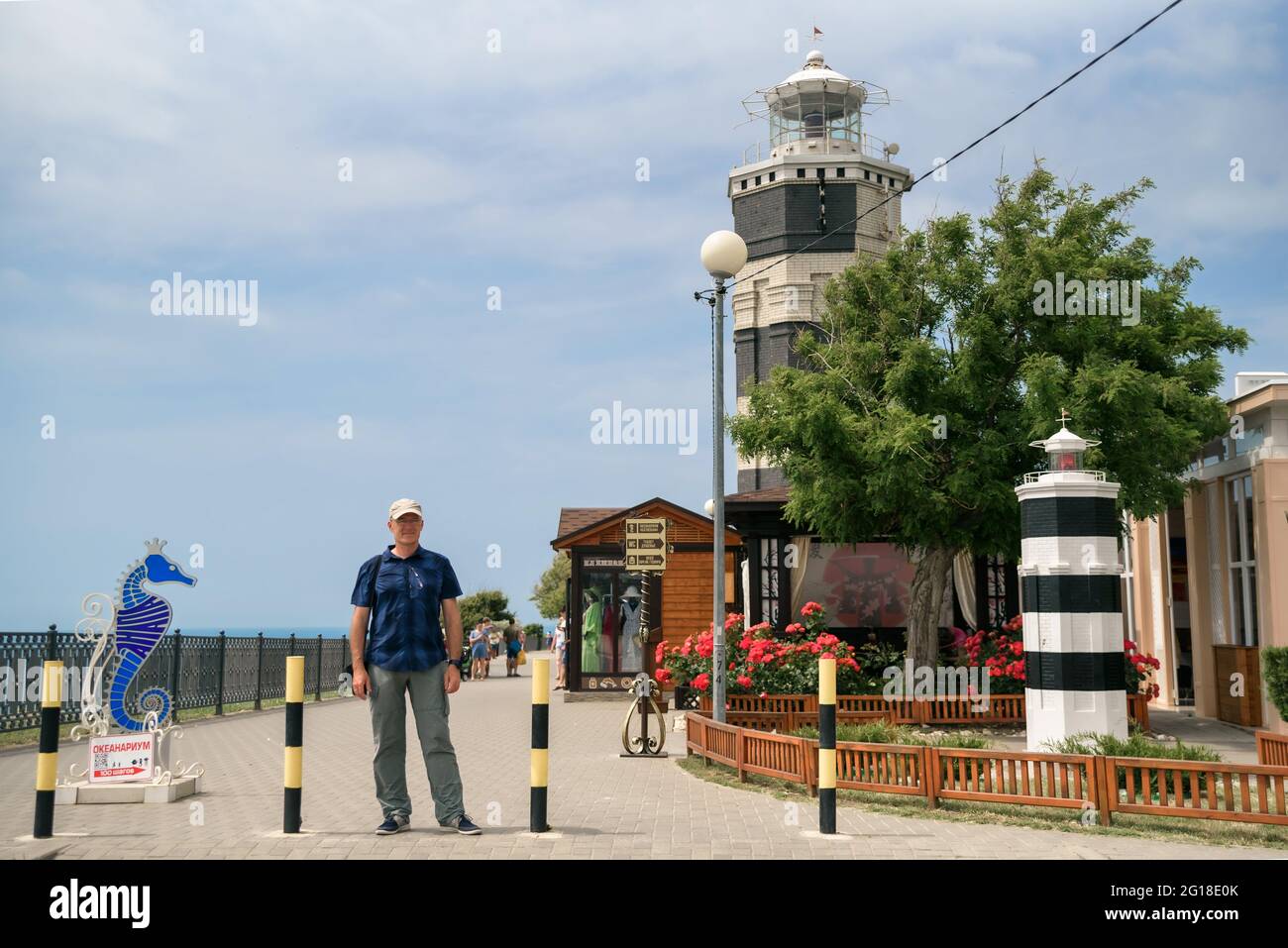Ein Ferienort im Süden Russlands, die Küste des Schwarzen Meeres, Strände, Hafen und Straßen der Stadt, Männer genießen die Sommerzeit Stockfoto