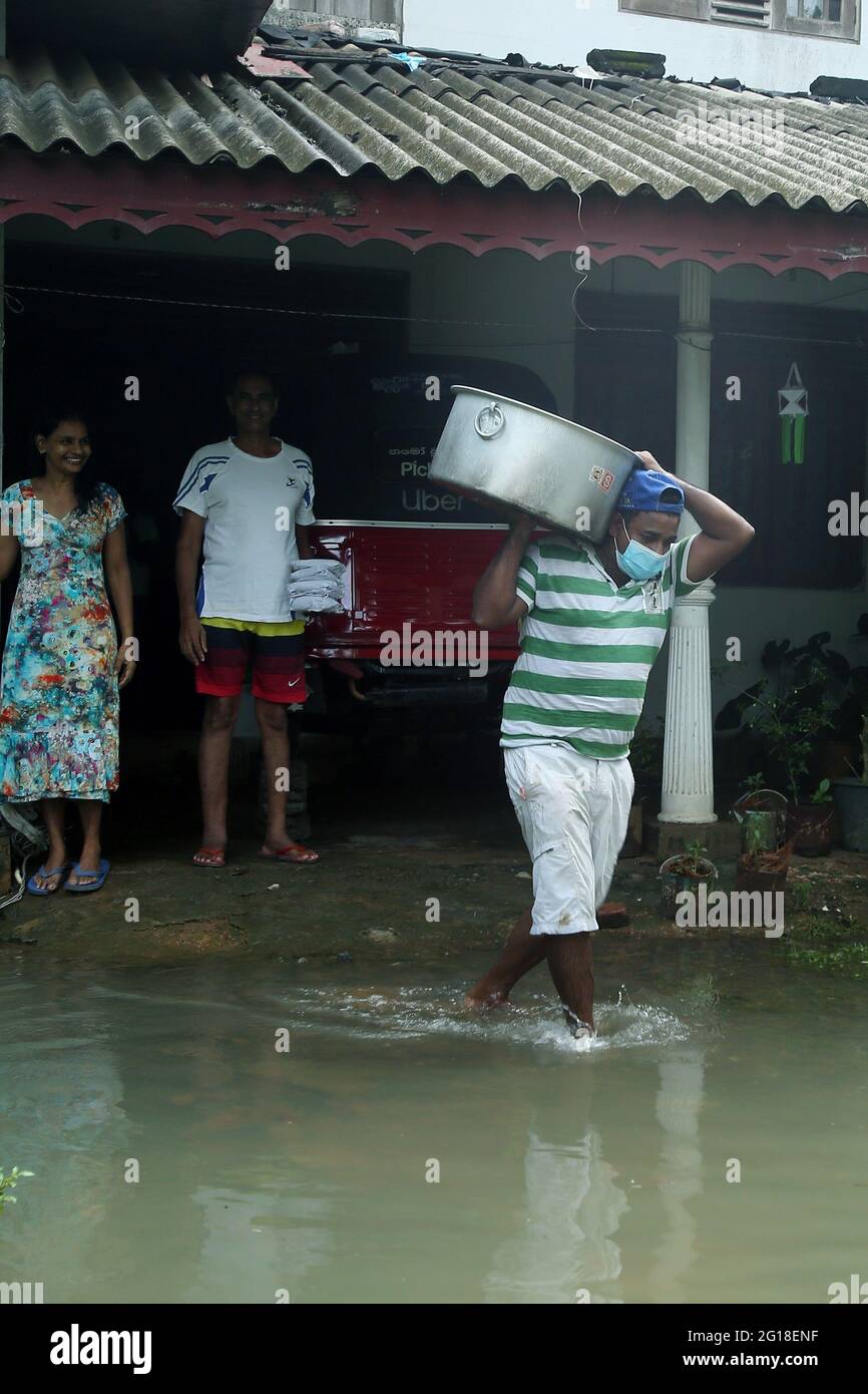 Colombo, Sri Lanka. Juni 2021. Ein Mann trägt am 5. Juni 2021 Lebensmittel, die an überflutungsgefangene Dorfbewohner in den Außenbezirken von Colombo, Sri Lanka, verteilt werden sollen. Die Zahl der Todesopfer aufgrund der schlechten Wetterbedingungen in Sri Lanka stieg auf 10 am Samstagabend, während 219,027 Menschen betroffen waren, teilte das Katastrophenmanagement-Zentrum des Landes mit. Quelle: Ajith Perera/Xinhua/Alamy Live News Stockfoto