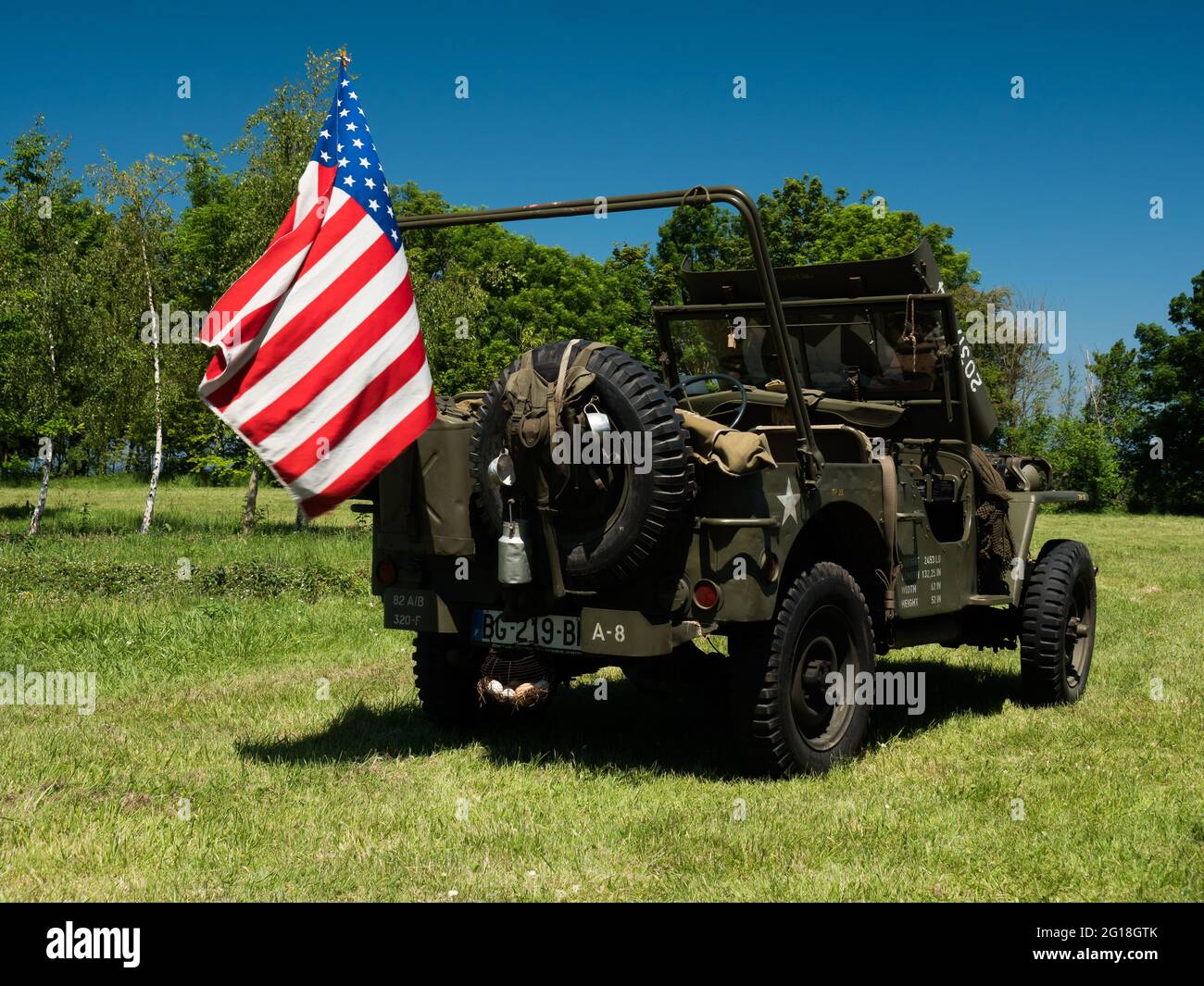 NORMANDIE, Colleville-Montgomery, FRANKREICH Juni 2021: Rekonstruktion einer alliierten Tageslandung in der Normandie, Autos, Lastwagen, Menschen in Uniform. Feiern Stockfoto