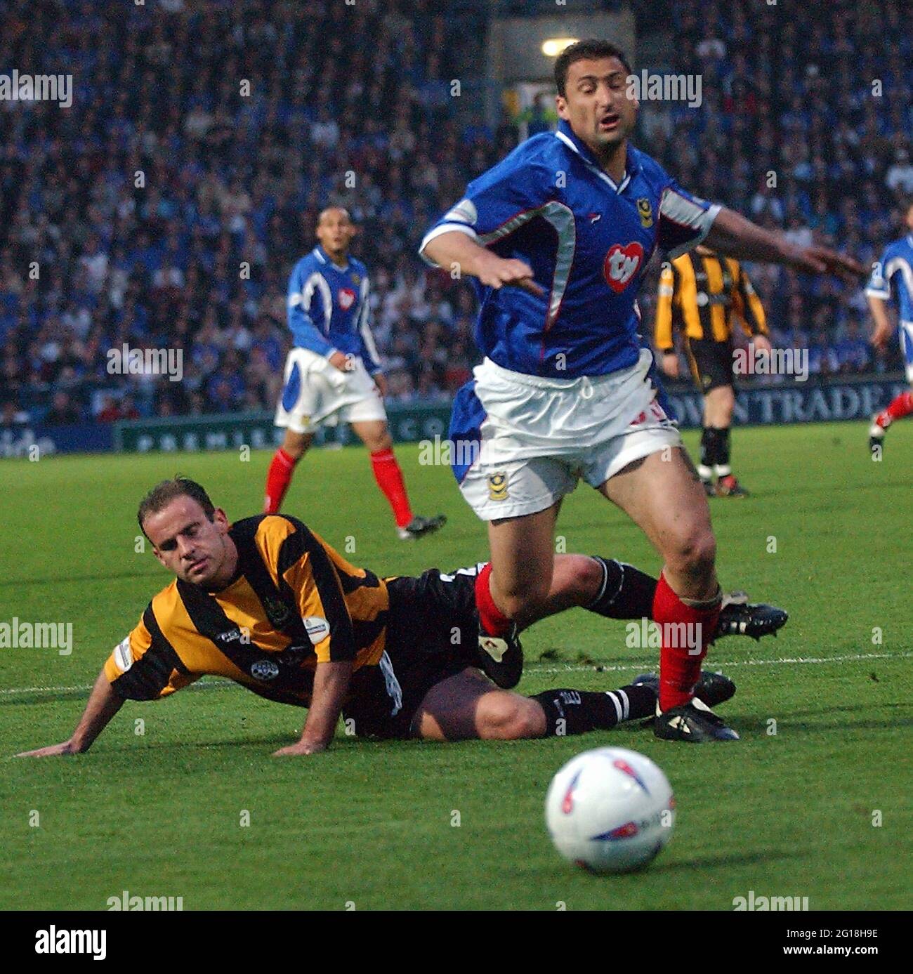 PORTSMOUTH V BURNLEY.PROMOTION FESTA WIRD VON DEAN WEST WEGEN EINER STRAFE PIC MIKE WALKER, 2003, NIEDERGESCHLAGEN Stockfoto