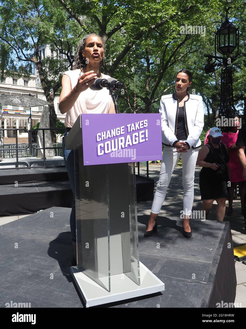 New York, New York, USA. Juni 2021. Rep. Alexandria Ocasio-Cortez (links) unterstützt Maya Wiley für die Bürgermeisterin von NYC bei einer Kundgebung im City Hall Park in New York City Credit: Debra L. Rothenberg/ZUMA Wire/Alamy Live News Stockfoto