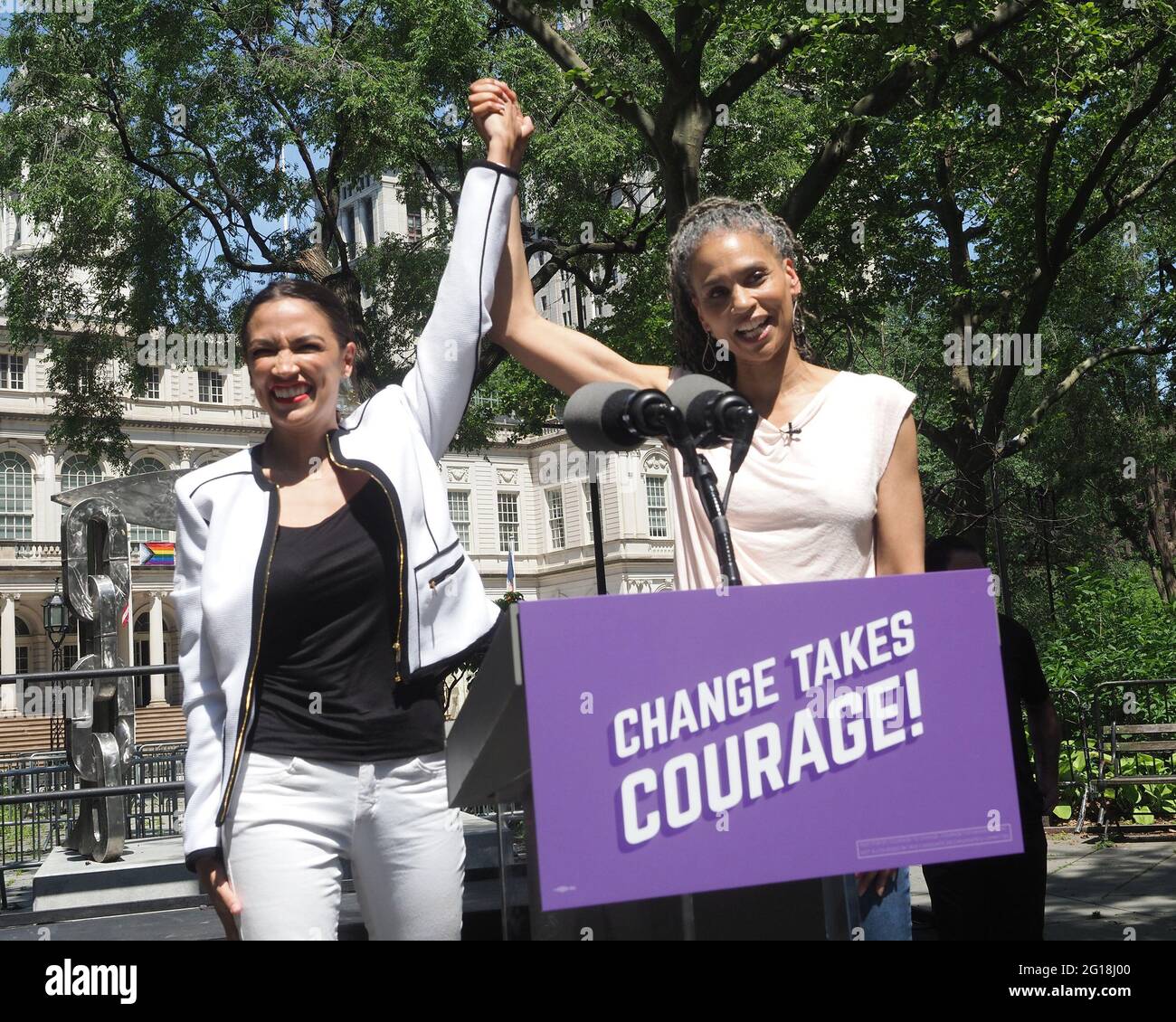 New York, New York, USA. Juni 2021. Rep. Alexandria Ocasio-Cortez (links) unterstützt Maya Wiley für die Bürgermeisterin von NYC bei einer Kundgebung im City Hall Park in New York City Credit: Debra L. Rothenberg/ZUMA Wire/Alamy Live News Stockfoto
