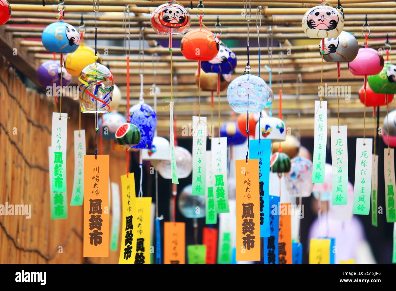 Bunte japanische Windglocken, die auf dem Windglockenmarkt im Kawasaki Daishi Tempel ausgestellt wurden Stockfoto