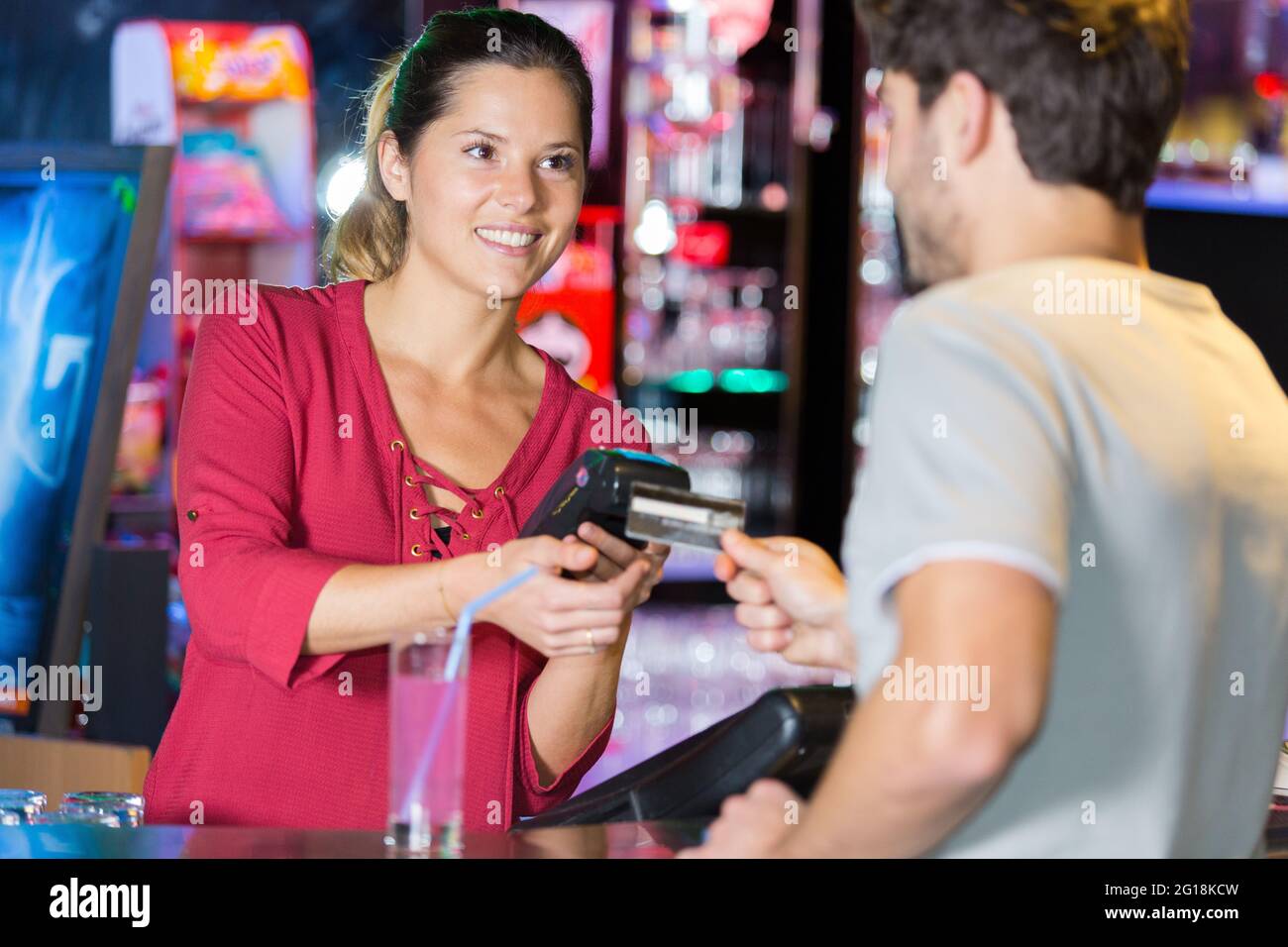 Mann bezahlen mit kontaktlosen Kreditkarte Stockfoto