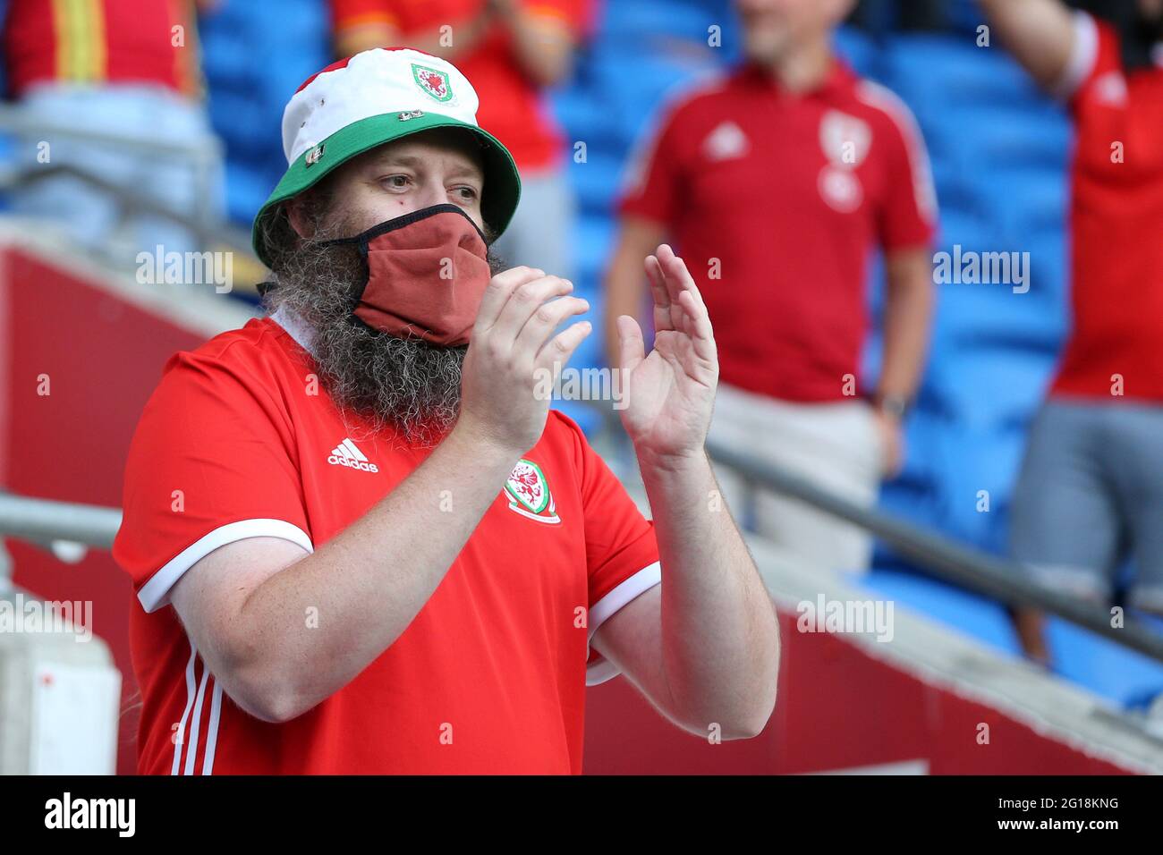 Cardiff, Großbritannien. Juni 2021. Fußballfans aus Wales .Football internationales Freundschaftsspiel, Wales gegen Albanien im Cardiff City Stadium in Cardiff, South Wales am Samstag, 5. Juni 2021. Nur zur redaktionellen Verwendung. Bild von Andrew Orchard/Andrew Orchard Sports Photography/Alamy Live News Credit: Andrew Orchard Sports Photography/Alamy Live News Stockfoto