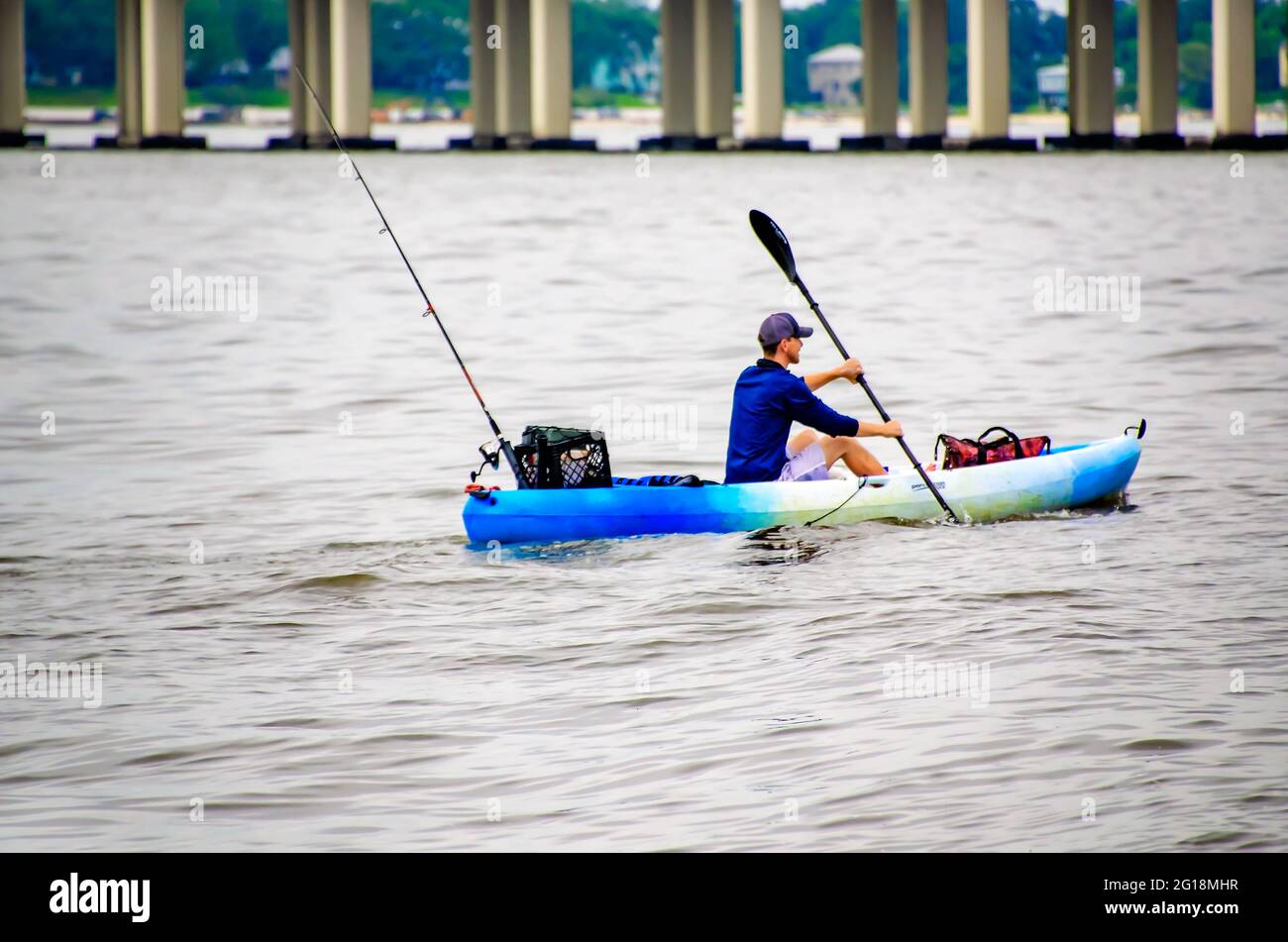 Ein Fischer kajaks über Biloxi Bay, auf dem Weg zur Biloxi Bay Bridge, 29. Mai 2021, in Biloxi, Mississippi. Stockfoto