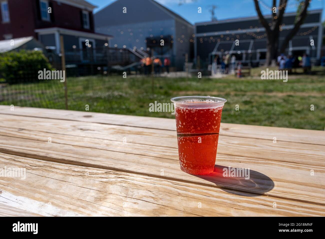 Red Sparkling Drink Auf Dem Tisch Draußen Stockfoto