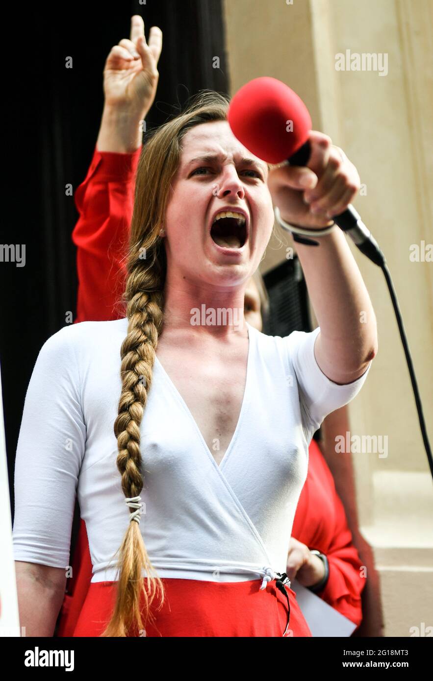 Jana Schostak sah während ihrer Demonstration Schreie mit einem Mikrofon.  Die belarussische Oppositionsaktivistin Jana Schostak demonstrierte während  des Protestes „Scream for Belarus“ ihre Opposition gegen Lukaschenkas  Herrschaft und die manipulierten ...