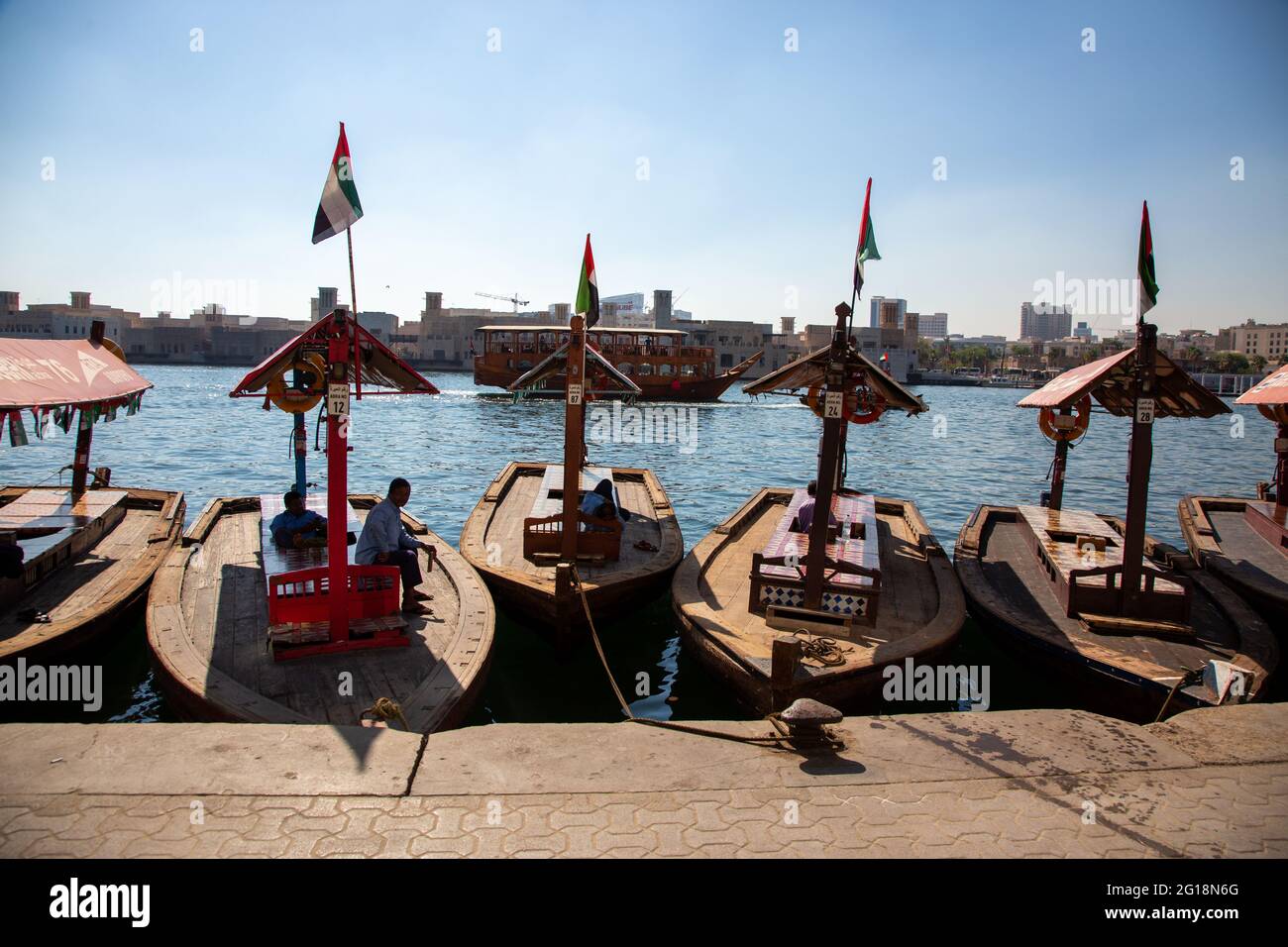 Abras am Creek in der Morgensonne, Dubai, VAE, 13.12.2018 Stockfoto