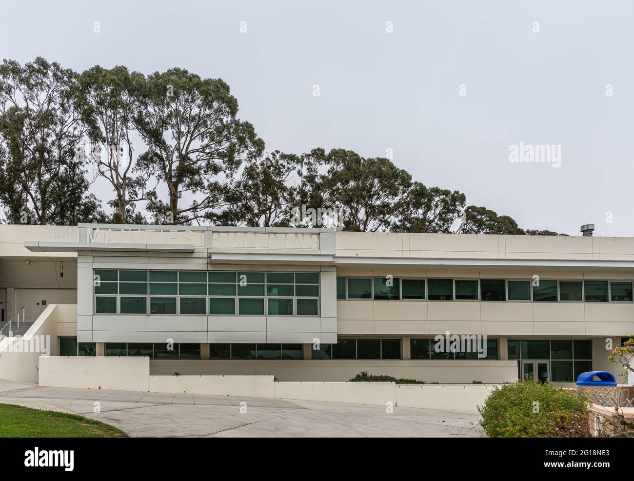 Santa Barbara, CA, USA - 2. Juni 2021: City College-Einrichtungen. Weißes geisteswissenschaftliches Gebäude mit Namen, der fast unsichtbar ist, da kein Farbunterschied besteht. Hoher Baum Stockfoto