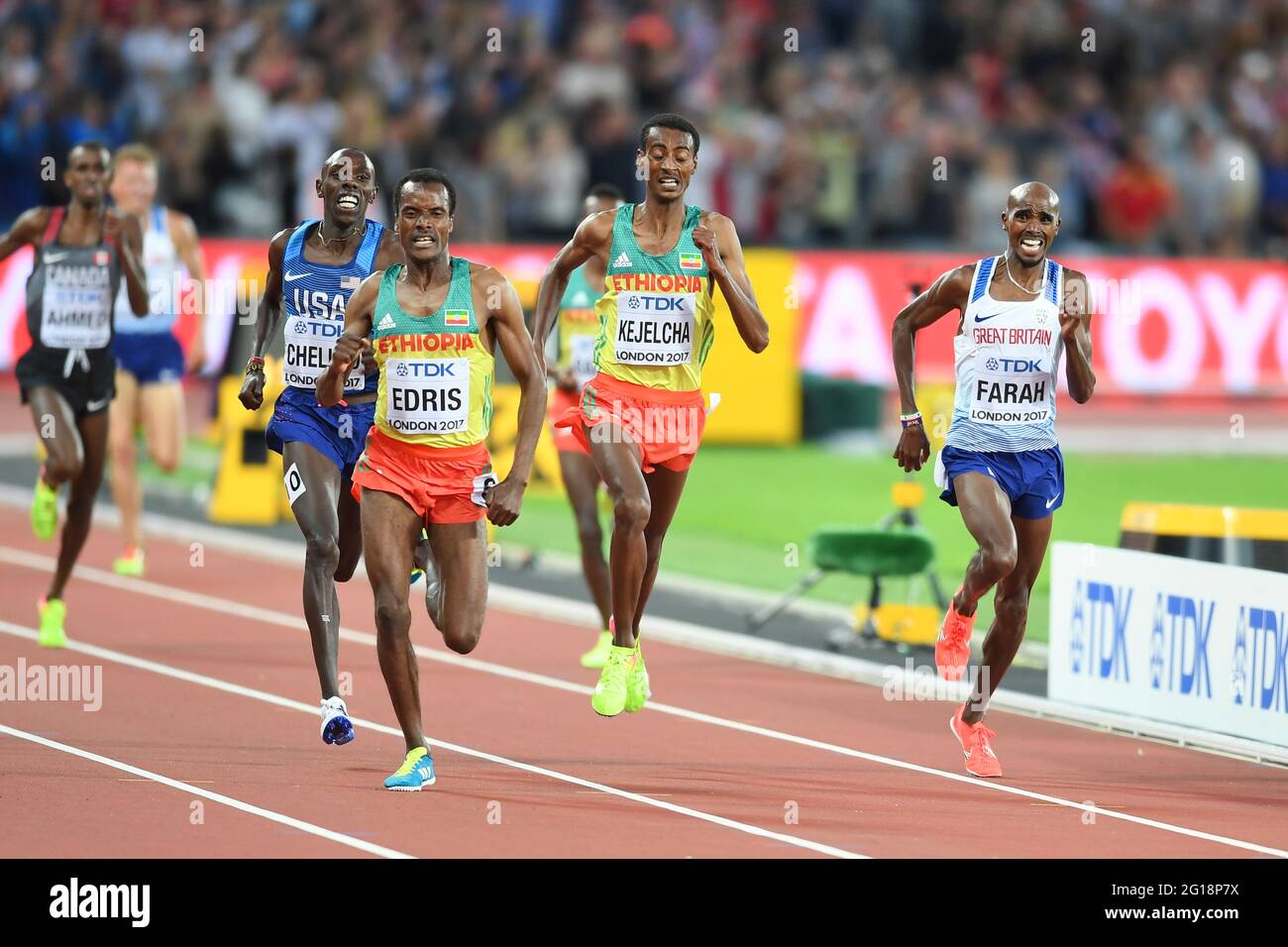 Muktar Edris (Äthiopien) gewinnt die 5000-Meter-Männer-Goldmedaille und bleibt Mo Farah (Großbritannien) auf dem zweiten Platz - IAAF World Championships London 2017 Stockfoto