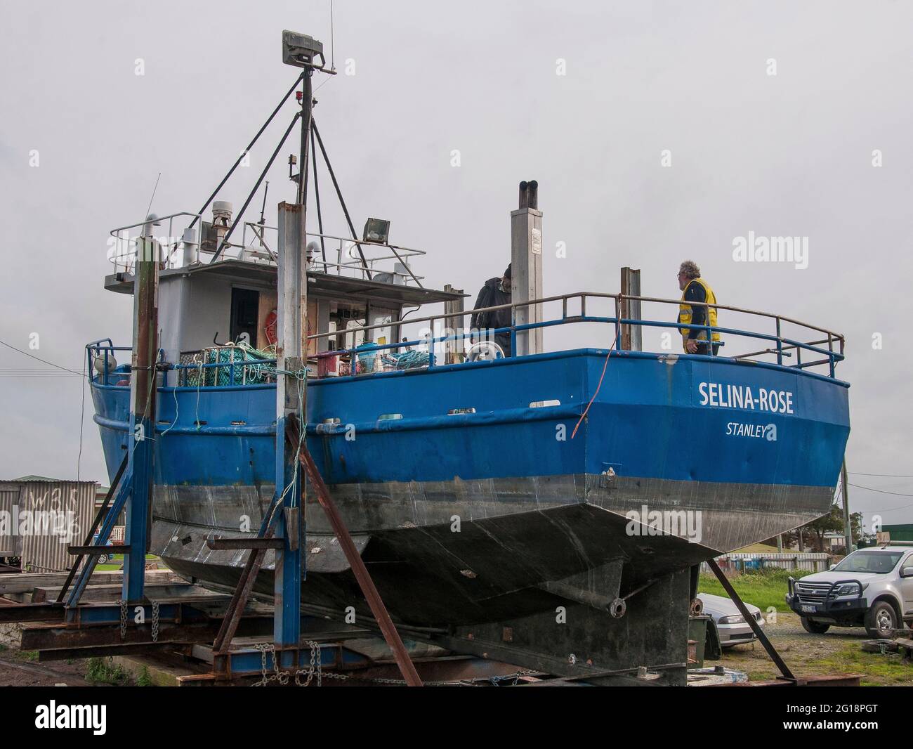 Fischerboot im Trockendock für Reparaturen in Smithton, im Nordwesten Tasmaniens, Australien Stockfoto