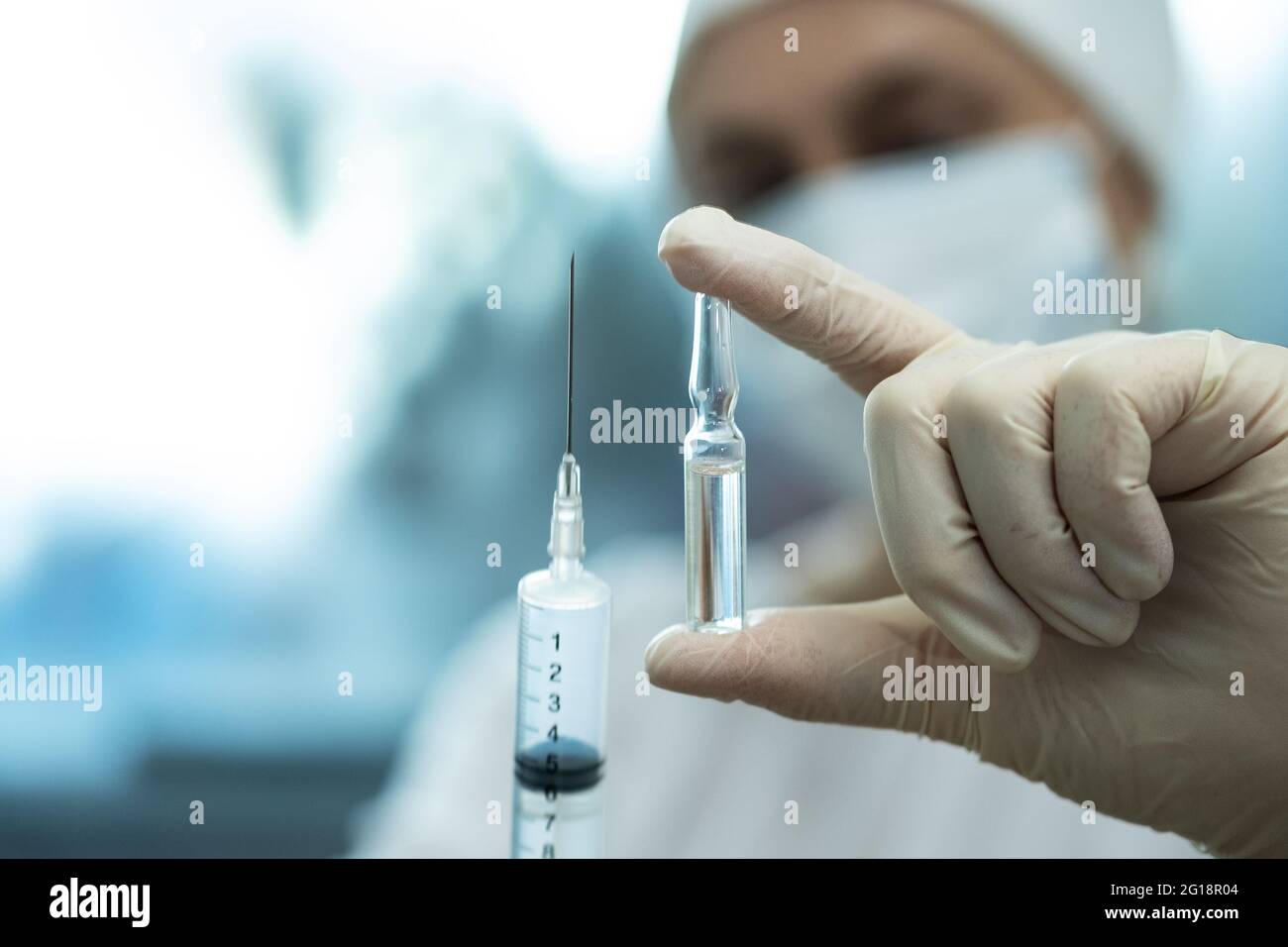 Medizinische Ampulle und Spritze in der Hand des Arztes. Stockfoto