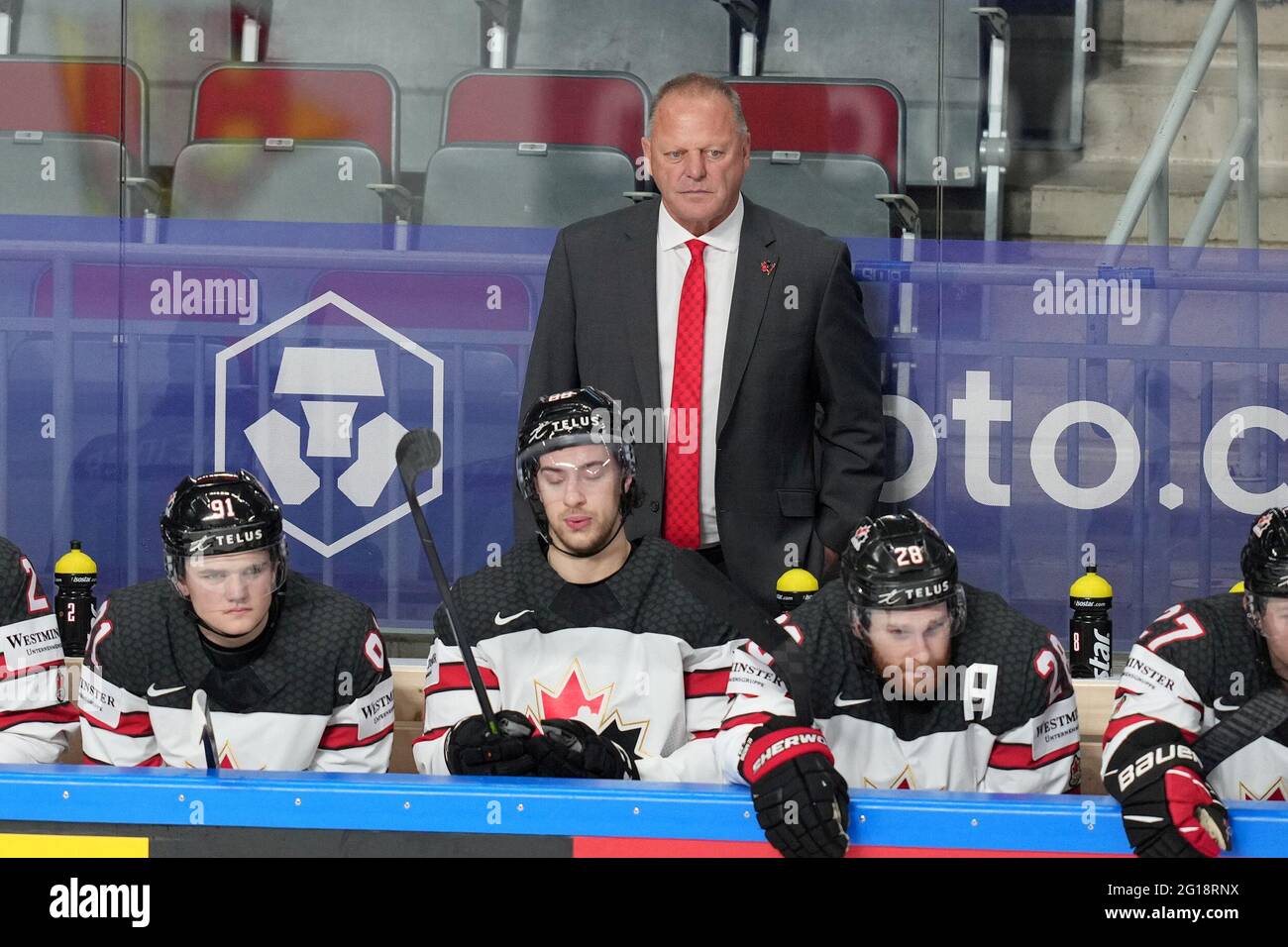 Riga, Lettland. Juni 2021. Kanadas Cheftrainer Gerard Gallant (Top) reagiert während des Halbfinalmatches zwischen Kanada und den Vereinigten Staaten bei der Eishockey-Weltmeisterschaft 2021 in Riga, Lettland, am 5. Juni 2021. Quelle: Edijs Palens/Xinhua/Alamy Live News Stockfoto