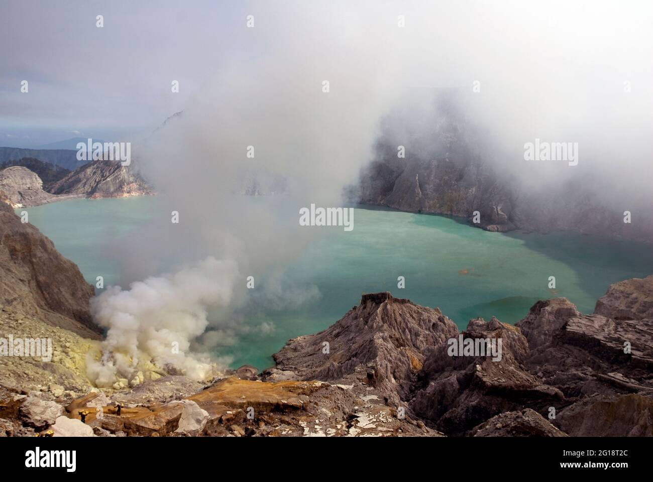 Das türkisfarbene Wasser des Krater-Sees des Vulkans Kawah Ijen in Ost-Java, Indonesien Stockfoto