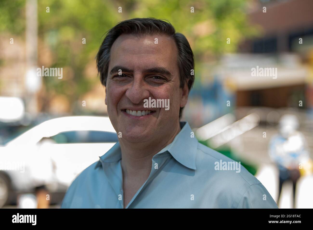 NEW YORK, NY – 05. JUNI: Der Senat des Bundesstaates New York, Michael Gianaris, wurde während der Einführung der Safe Summer 2021 Initiative am 5. Juni 2021 in den Queensbridge Houses in New York City gesehen. Senator Chuck Schumer, der mit Michael Gianaris, Bischof Mitchell Gordon Taylo von Urban Uobound, Aktivist und Einwohner von New York, zusammen mit dem Senat des Bundesstaates New York steht, rief Präsident Joe Biden dazu auf, 780 MILLIARDEN US-Dollar aus dem American Jobs Plan für die Wohnungssanierung im öffentlichen Wohnungsbau und NYCHA bereitzustellen. Die Initiative „Sicherer Sommer 2021“ wird von den Führern des NYC Crisis Management System geleitet und vom Büro des New Yorker Bürgermeisters zur Verhinderung von Schusswaffen unterstützt Stockfoto