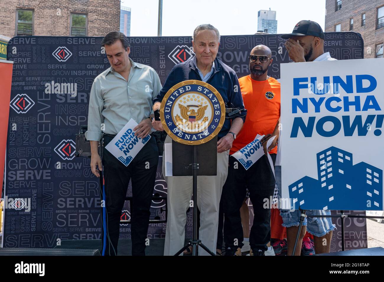NEW YORK, NY – 05. JUNI: Senator Chuck Schumer (D-NY), Mehrheitsvorsitzender des Senats, spricht während der Einführung der Safe Summer 2021-Initiative in den Queensbridge Houses am 5. Juni 2021 in New York City. Senator Chuck Schumer, der mit Michael Gianaris, Bischof Mitchell Gordon Taylo von Urban Uobound, Aktivist und Einwohner von New York, zusammen mit dem Senat des Bundesstaates New York steht, rief Präsident Joe Biden dazu auf, 780 MILLIARDEN US-Dollar aus dem American Jobs Plan für die Wohnungssanierung im öffentlichen Wohnungsbau und NYCHA bereitzustellen. Die Initiative „Sicherer Sommer 2021“ wird von den Führern des NYC Crisis Management System geleitet und vom Office of the NYC Public Advocate und dem Mayor's Office unterstützt Stockfoto