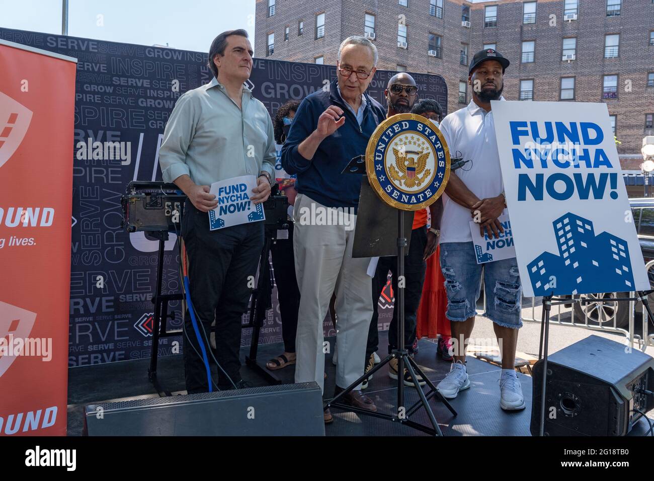 NEW YORK, NY – 05. JUNI: Senator Chuck Schumer (D-NY), Mehrheitsvorsitzender des Senats, spricht während der Einführung der Safe Summer 2021-Initiative in den Queensbridge Houses am 5. Juni 2021 in New York City. Senator Chuck Schumer, der mit Michael Gianaris, Bischof Mitchell Gordon Taylo von Urban Uobound, Aktivist und Einwohner von New York, zusammen mit dem Senat des Bundesstaates New York steht, rief Präsident Joe Biden dazu auf, 780 MILLIARDEN US-Dollar aus dem American Jobs Plan für die Wohnungssanierung im öffentlichen Wohnungsbau und NYCHA bereitzustellen. Die Initiative „Sicherer Sommer 2021“ wird von den Führern des NYC Crisis Management System geleitet und vom Office of the NYC Public Advocate und dem Mayor's Office unterstützt Stockfoto