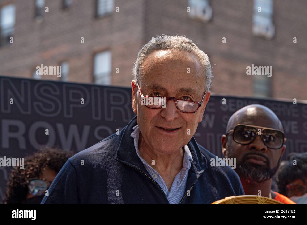 NEW YORK, NY – 05. JUNI: Senator Chuck Schumer (D-NY), Mehrheitsvorsitzender des Senats, spricht während der Einführung der Safe Summer 2021-Initiative in den Queensbridge Houses am 5. Juni 2021 in New York City. Senator Chuck Schumer, der mit Michael Gianaris, Bischof Mitchell Gordon Taylo von Urban Uobound, Aktivist und Einwohner von New York, zusammen mit dem Senat des Bundesstaates New York steht, rief Präsident Joe Biden dazu auf, 780 MILLIARDEN US-Dollar aus dem American Jobs Plan für die Wohnungssanierung im öffentlichen Wohnungsbau und NYCHA bereitzustellen. Die Initiative „Sicherer Sommer 2021“ wird von den Führern des NYC Crisis Management System geleitet und vom Office of the NYC Public Advocate und dem Mayor's Office unterstützt Stockfoto