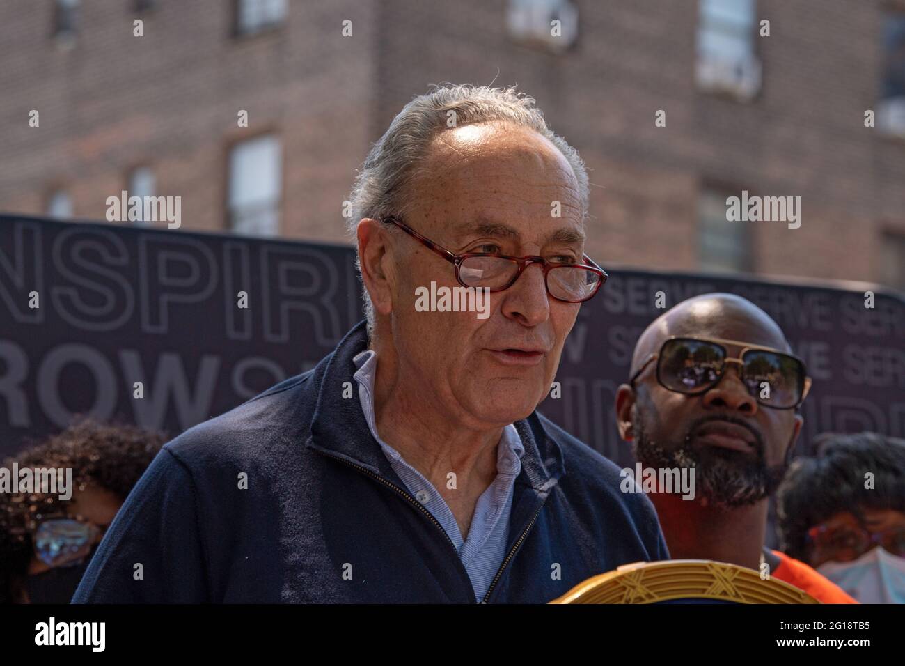 NEW YORK, NY – 05. JUNI: Senator Chuck Schumer (D-NY), Mehrheitsvorsitzender des Senats, spricht während der Einführung der Safe Summer 2021-Initiative in den Queensbridge Houses am 5. Juni 2021 in New York City. Senator Chuck Schumer, der mit Michael Gianaris, Bischof Mitchell Gordon Taylo von Urban Uobound, Aktivist und Einwohner von New York, zusammen mit dem Senat des Bundesstaates New York steht, rief Präsident Joe Biden dazu auf, 780 MILLIARDEN US-Dollar aus dem American Jobs Plan für die Wohnungssanierung im öffentlichen Wohnungsbau und NYCHA bereitzustellen. Die Initiative „Sicherer Sommer 2021“ wird von den Führern des NYC Crisis Management System geleitet und vom Office of the NYC Public Advocate und dem Mayor's Office unterstützt Stockfoto