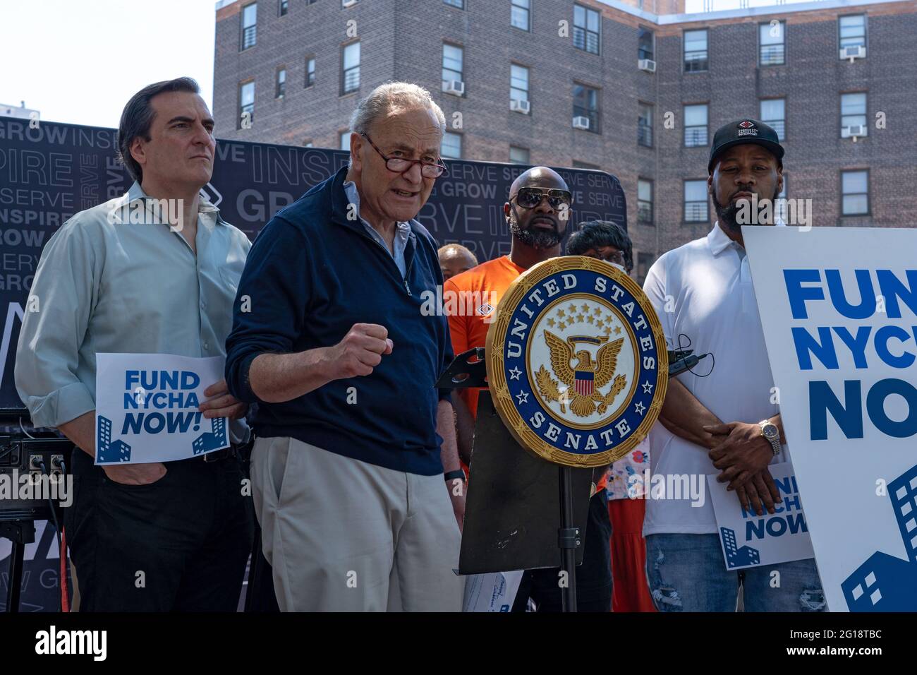NEW YORK, NY – 05. JUNI: Senator Chuck Schumer (D-NY), Mehrheitsvorsitzender des Senats, spricht während der Einführung der Safe Summer 2021-Initiative in den Queensbridge Houses am 5. Juni 2021 in New York City. Senator Chuck Schumer, der mit Michael Gianaris, Bischof Mitchell Gordon Taylo von Urban Uobound, Aktivist und Einwohner von New York, zusammen mit dem Senat des Bundesstaates New York steht, rief Präsident Joe Biden dazu auf, 780 MILLIARDEN US-Dollar aus dem American Jobs Plan für die Wohnungssanierung im öffentlichen Wohnungsbau und NYCHA bereitzustellen. Die Initiative „Sicherer Sommer 2021“ wird von den Führern des NYC Crisis Management System geleitet und vom Office of the NYC Public Advocate und dem Mayor's Office unterstützt Stockfoto