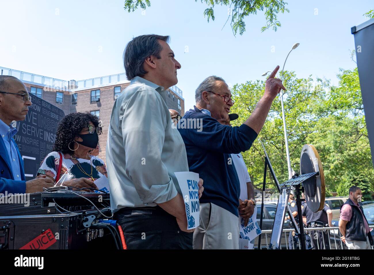 NEW YORK, NY – 05. JUNI: Senator Chuck Schumer (D-NY), Mehrheitsvorsitzender des Senats, spricht während der Einführung der Safe Summer 2021-Initiative in den Queensbridge Houses am 5. Juni 2021 in New York City. Senator Chuck Schumer, der mit Michael Gianaris, Bischof Mitchell Gordon Taylo von Urban Uobound, Aktivist und Einwohner von New York, zusammen mit dem Senat des Bundesstaates New York steht, rief Präsident Joe Biden dazu auf, 780 MILLIARDEN US-Dollar aus dem American Jobs Plan für die Wohnungssanierung im öffentlichen Wohnungsbau und NYCHA bereitzustellen. Die Initiative „Sicherer Sommer 2021“ wird von den Führern des NYC Crisis Management System geleitet und vom Office of the NYC Public Advocate und dem Mayor's Office unterstützt Stockfoto