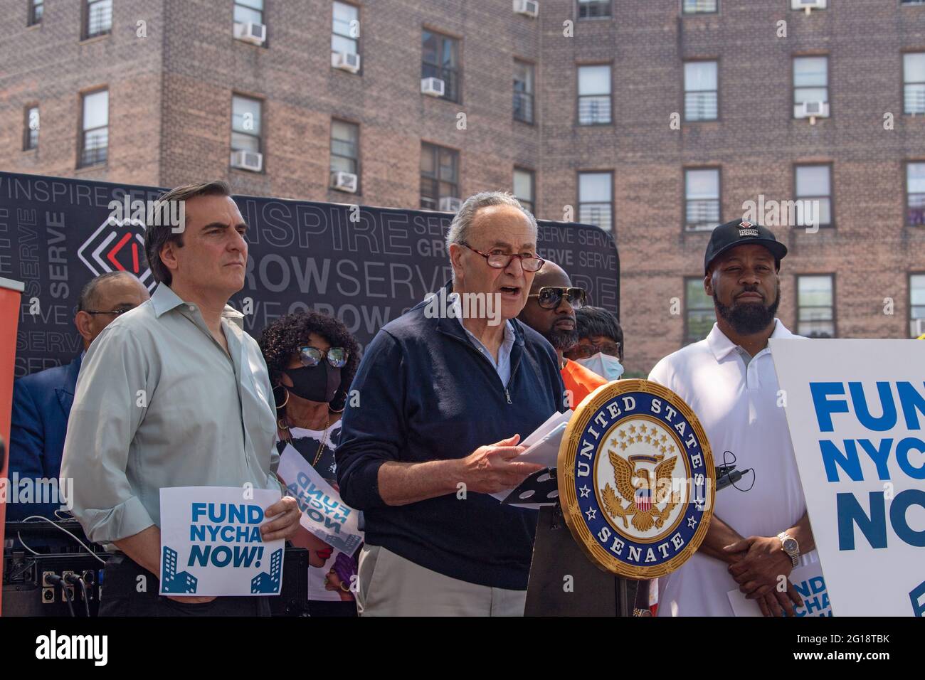 NEW YORK, NY – 05. JUNI: Senator Chuck Schumer (D-NY), Mehrheitsvorsitzender des Senats, spricht während der Einführung der Safe Summer 2021-Initiative in den Queensbridge Houses am 5. Juni 2021 in New York City. Senator Chuck Schumer, der mit Michael Gianaris, Bischof Mitchell Gordon Taylo von Urban Uobound, Aktivist und Einwohner von New York, zusammen mit dem Senat des Bundesstaates New York steht, rief Präsident Joe Biden dazu auf, 780 MILLIARDEN US-Dollar aus dem American Jobs Plan für die Wohnungssanierung im öffentlichen Wohnungsbau und NYCHA bereitzustellen. Die Initiative „Sicherer Sommer 2021“ wird von den Führern des NYC Crisis Management System geleitet und vom Office of the NYC Public Advocate und dem Mayor's Office unterstützt Stockfoto