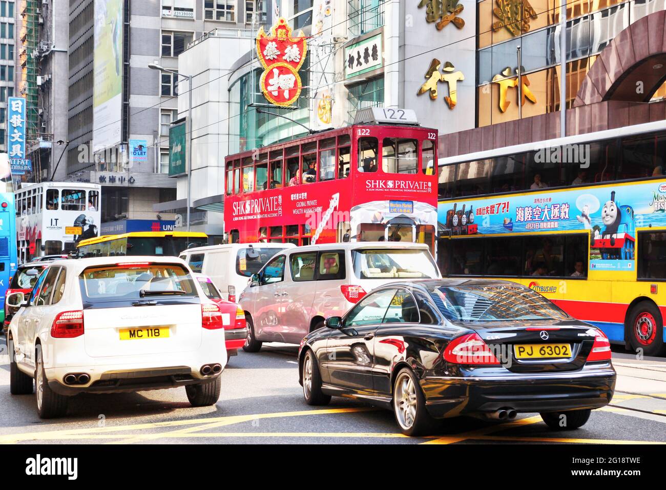 HONGKONG – APR. 19, 2011 : Hong Kong Rush Hour Verkehr entlang Connaught Road in Central. Stockfoto