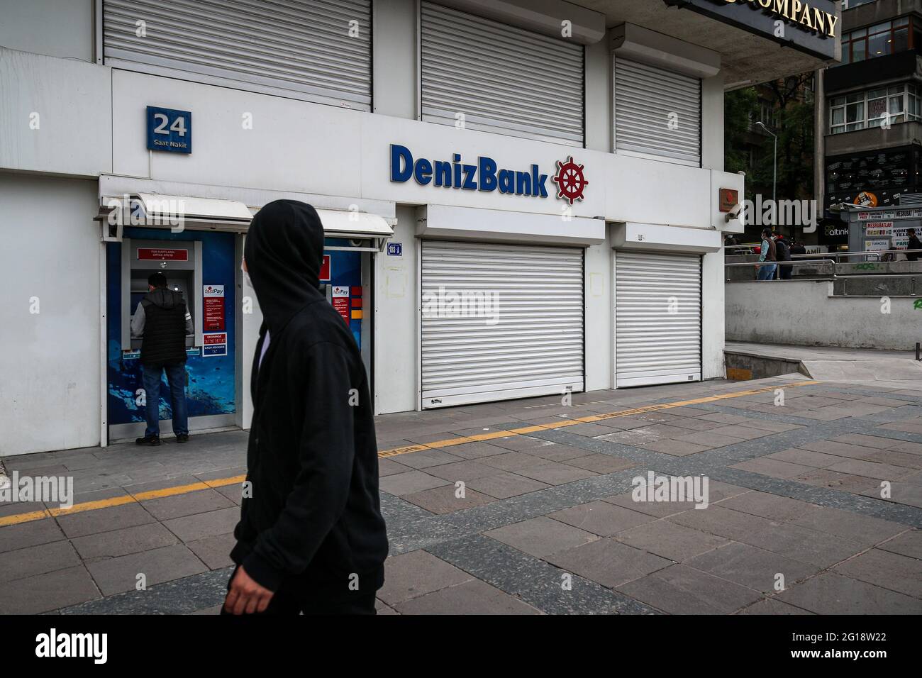 Ankara, Türkei. Juni 2021. Ein Mann geht an der Denizbank in Ankara vorbei. (Foto von Tunahan Turhan/SOPA Images/Sipa USA) Quelle: SIPA USA/Alamy Live News Stockfoto