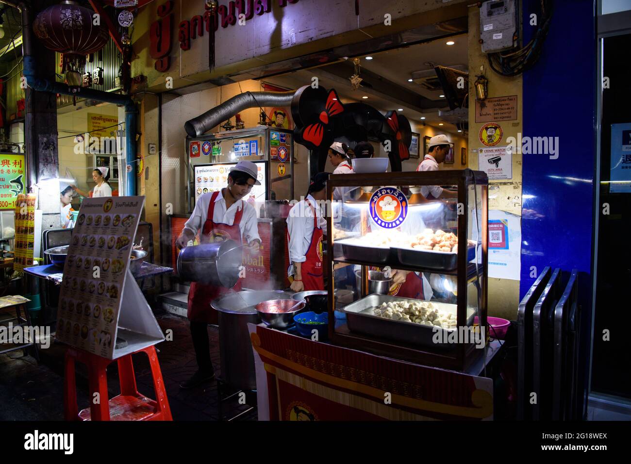 BANGKOK - NOVEMBER 9, 2019 : Touristen kaufen und essen Essen in Yaowarat Straße, Hauptstraße in Chinatown, die berühmte Nacht Street Food in Bangkok auf Novemb Stockfoto