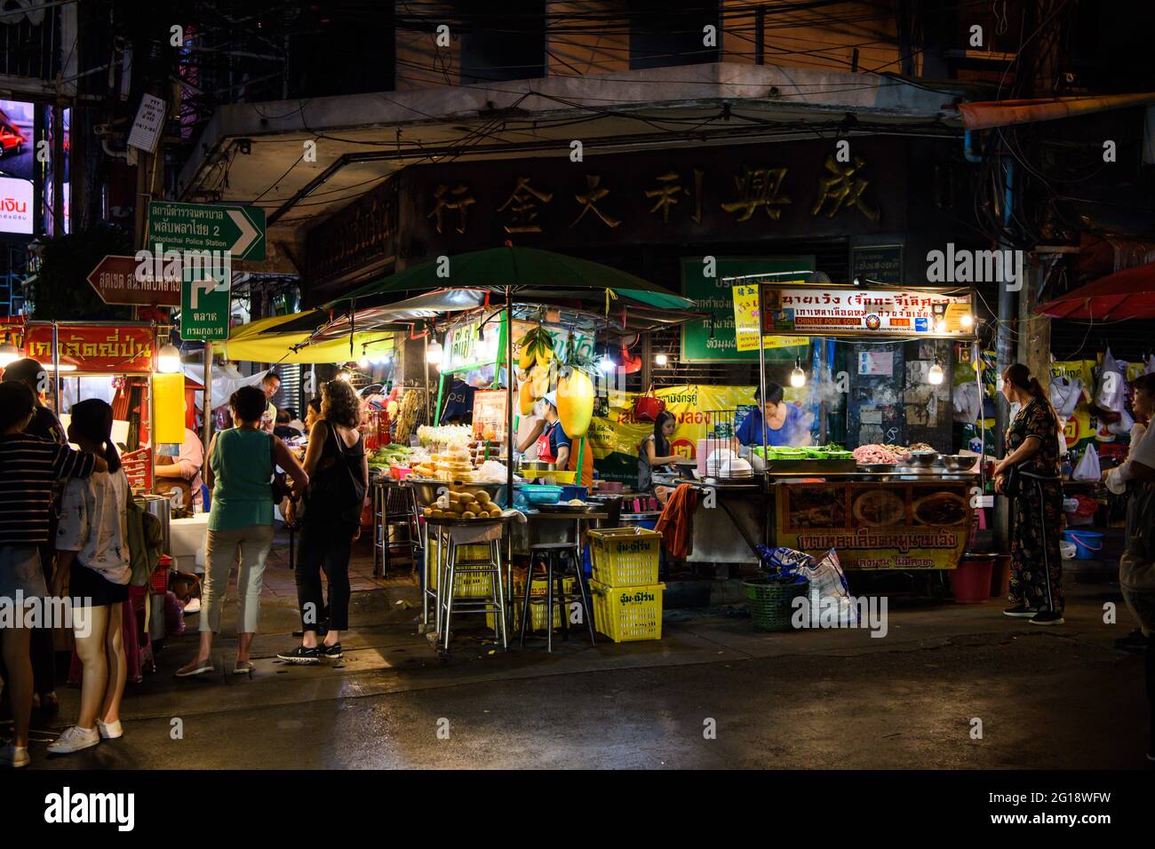 BANGKOK - NOVEMBER 9, 2019 : Touristen kaufen und essen Essen in Yaowarat Straße, Hauptstraße in Chinatown, die berühmte Nacht Street Food in Bangkok auf Novemb Stockfoto