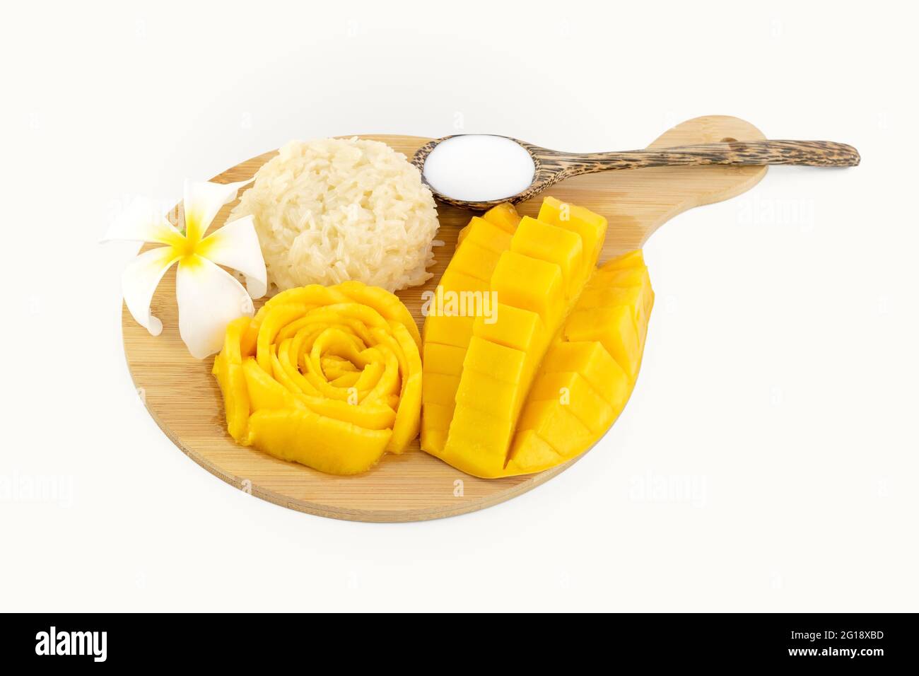 Mango klebriger Reis mit Blume auf einem Holzteller auf weißem Hintergrund Stockfoto
