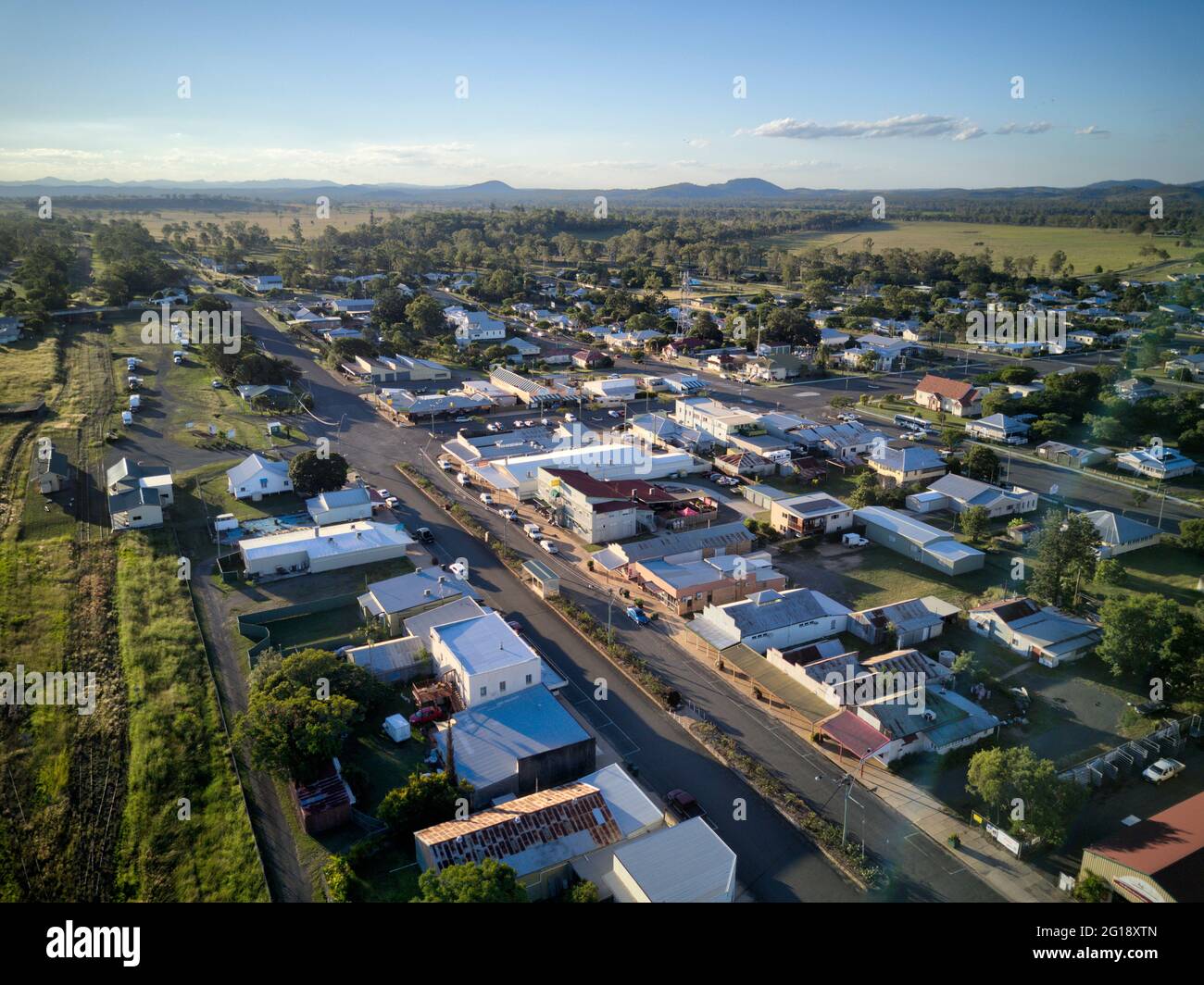 Luftaufnahme der Einzelhandelsgeschäfte entlang der Edward Street Biggenden Queensland Australien Stockfoto