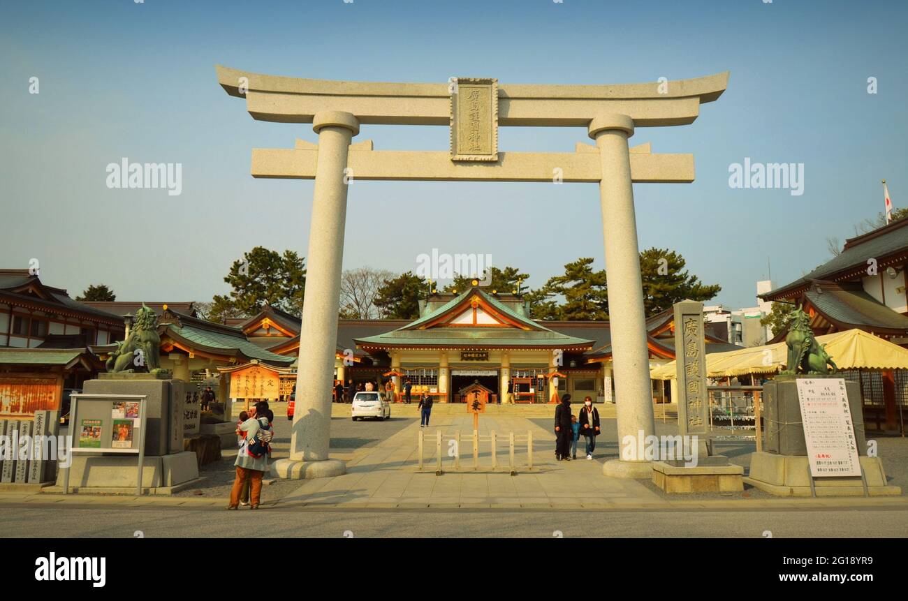 Torii am Hiroshima Gokoku Jinja Tempel. Dies ist ein japanischer Shinto-Schrein in Hiroshima, Japan. 02-15-2015 Stockfoto