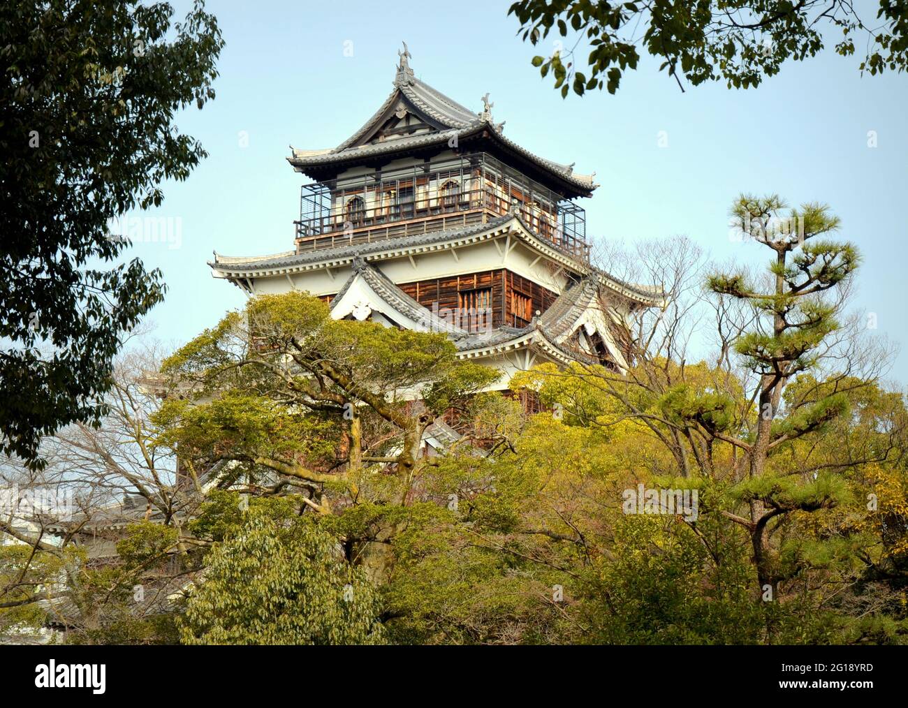 Die Burg von Hiroshima wurde in den 1590er Jahren erbaut, aber durch den Atombombenangriff am 1945 zerstört. Es wurde 1958 wieder aufgebaut, eine Nachbildung des Originals. Stockfoto