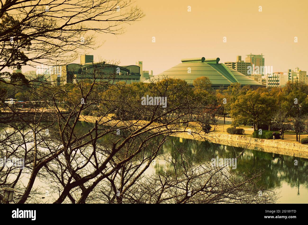 Blick auf den Fluss Ota (Otagawa) und das Hiroshima Prefectural Sports Center (Grüne Arena), Japan, 02-15-2015 Stockfoto