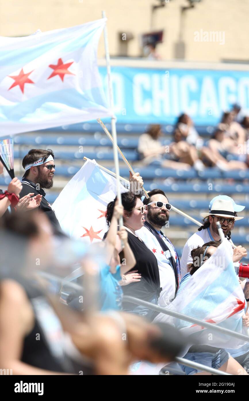 Chicago Red Stars Fans winken Fahnen während eines NWSL-Spiels gegen den North Carolina Courage im SeatGeek Stadium, Samstag, 5. Juni 2021, in Bridgeview, Stockfoto