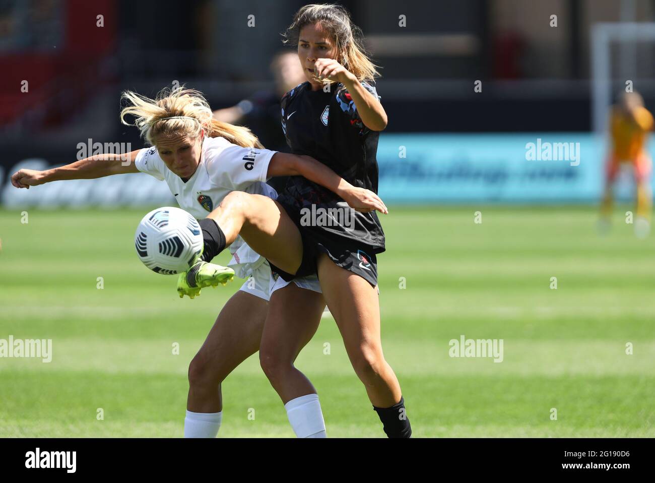 Chicago Red Stars Stürmer Katie Johnson (33) Kampf um den Ball während eines NWSL-Spiels gegen den North Carolina Courage im SeatGeek Stadium, Samstag, Stockfoto