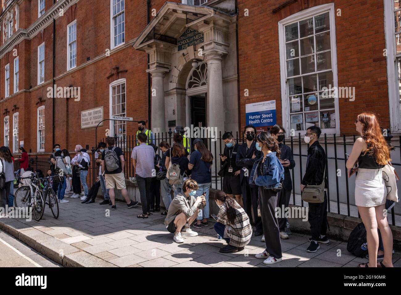 FOTO: JEFF GILBERT 05. Juni 2021. Hunter Street Clinic, Hunter Street, Kings Cross, London, Großbritannien UCL-Studenten stehen in der Bloomsbury Surgery, London, Großbritannien, für Coronavirus-Impfungen an Stockfoto