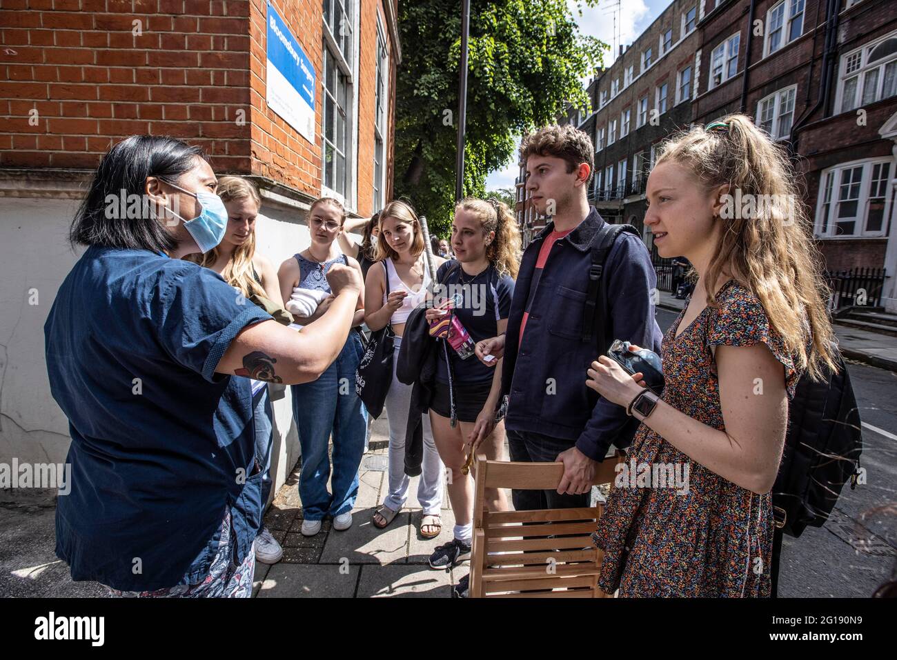 FOTO: JEFF GILBERT 05. Juni 2021. Hunter Street Clinic, Hunter Street, Kings Cross, London, Großbritannien UCL-Studenten stehen in der Bloomsbury Surgery, London, Großbritannien, für Coronavirus-Impfungen an Stockfoto