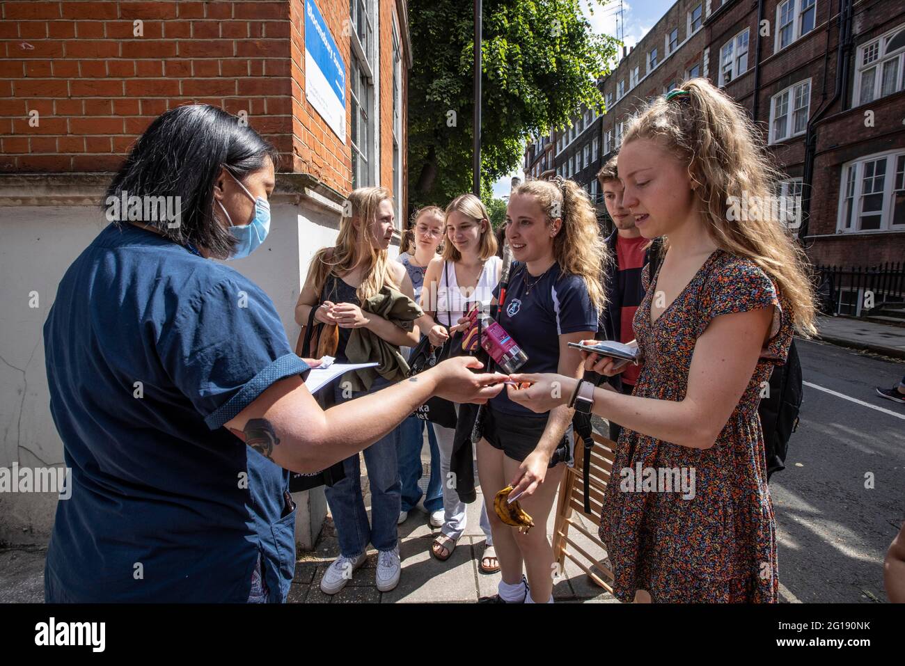 FOTO: JEFF GILBERT 05. Juni 2021. Hunter Street Clinic, Hunter Street, Kings Cross, London, UK UCL-Studenten erhalten Nummernkarten, während sie in der Warteschlange für Coronavirus-Impfungen bei Bloomsbury Surgery, London, Großbritannien, sind Stockfoto