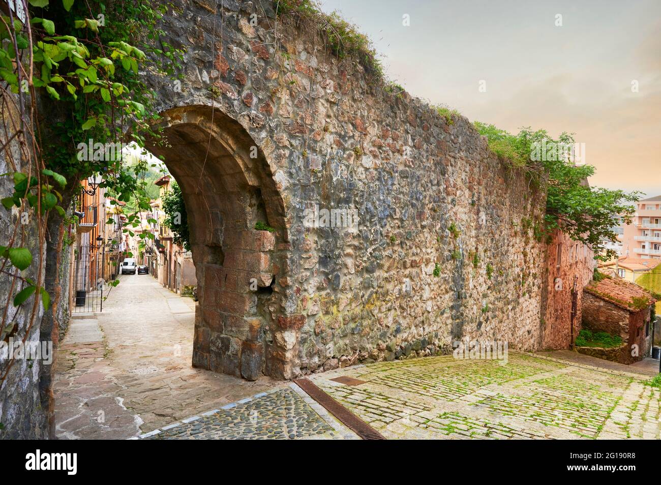 Schöne mittelalterliche Mauer von Laredo aus dem 12. Jahrhundert, Eingang in die Stadt Laredo, Laredo, Kantabrien, Spanien, Europa Stockfoto