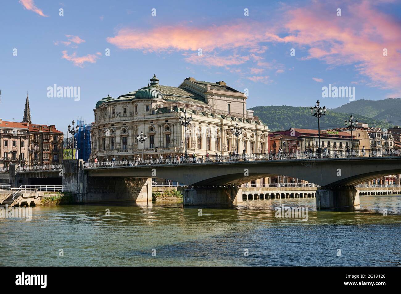 Fluss Nervion und Arriaga Theater, Bilbao, Vizcaya, Baskenland, Euskadi, Spanien, Europa Stockfoto