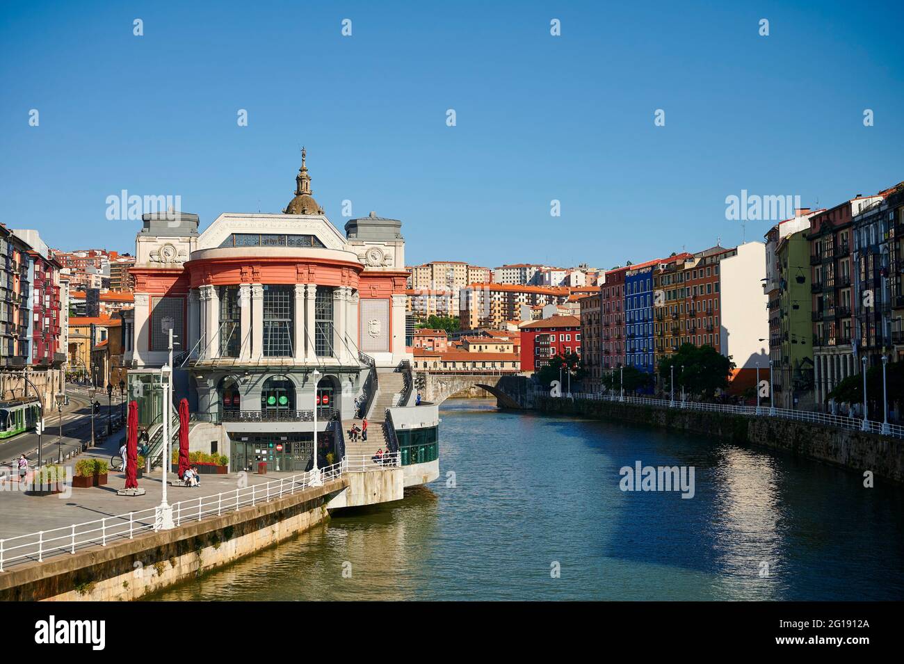 Nervion River und La Rivera Market, Bilbao, Biscay, Baskenland, Euskadi, Euskal Herria, Spanien, Europa Stockfoto