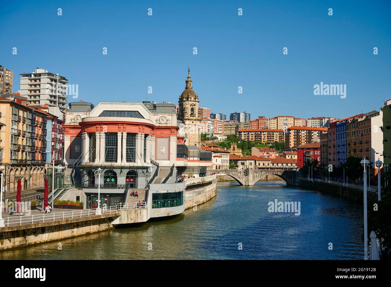 Nervion River und La Rivera Market, Bilbao, Biscay, Baskenland, Euskadi, Euskal Herria, Spanien, Europa Stockfoto