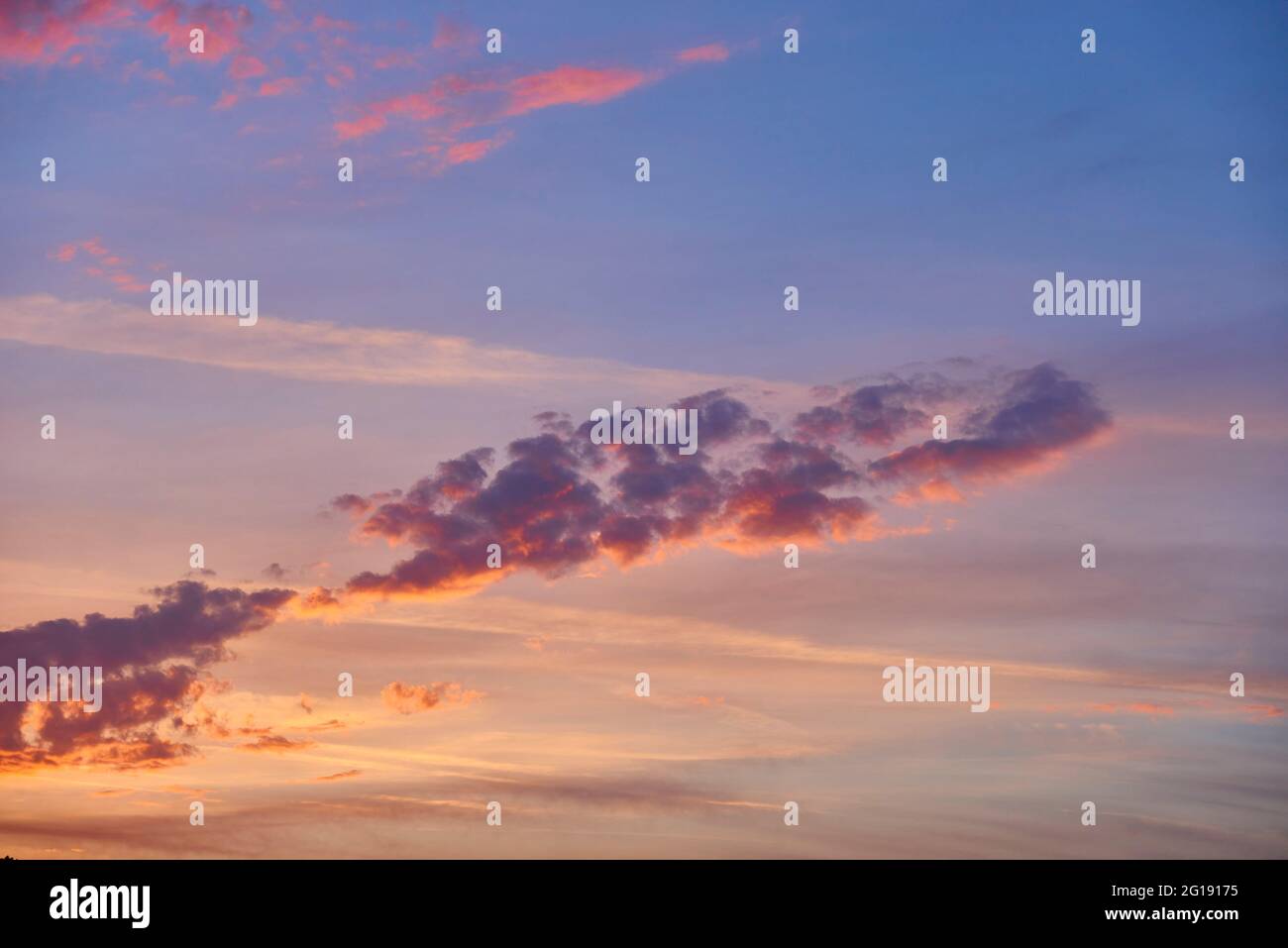 Dämmerung mit schönen Farbwolken, Castro Urdiales, Kantabrien, Spanien, Europa Stockfoto